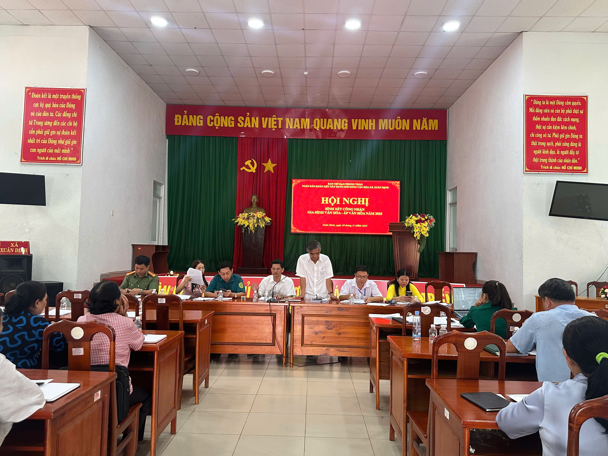 UBND XÃ XUÂN ĐỊNH TỔ CHỨC HỘI NGHỊ CHẤM ĐIỂM, BÌNH XÉT ẤP VĂN HÓA NĂM 2025
