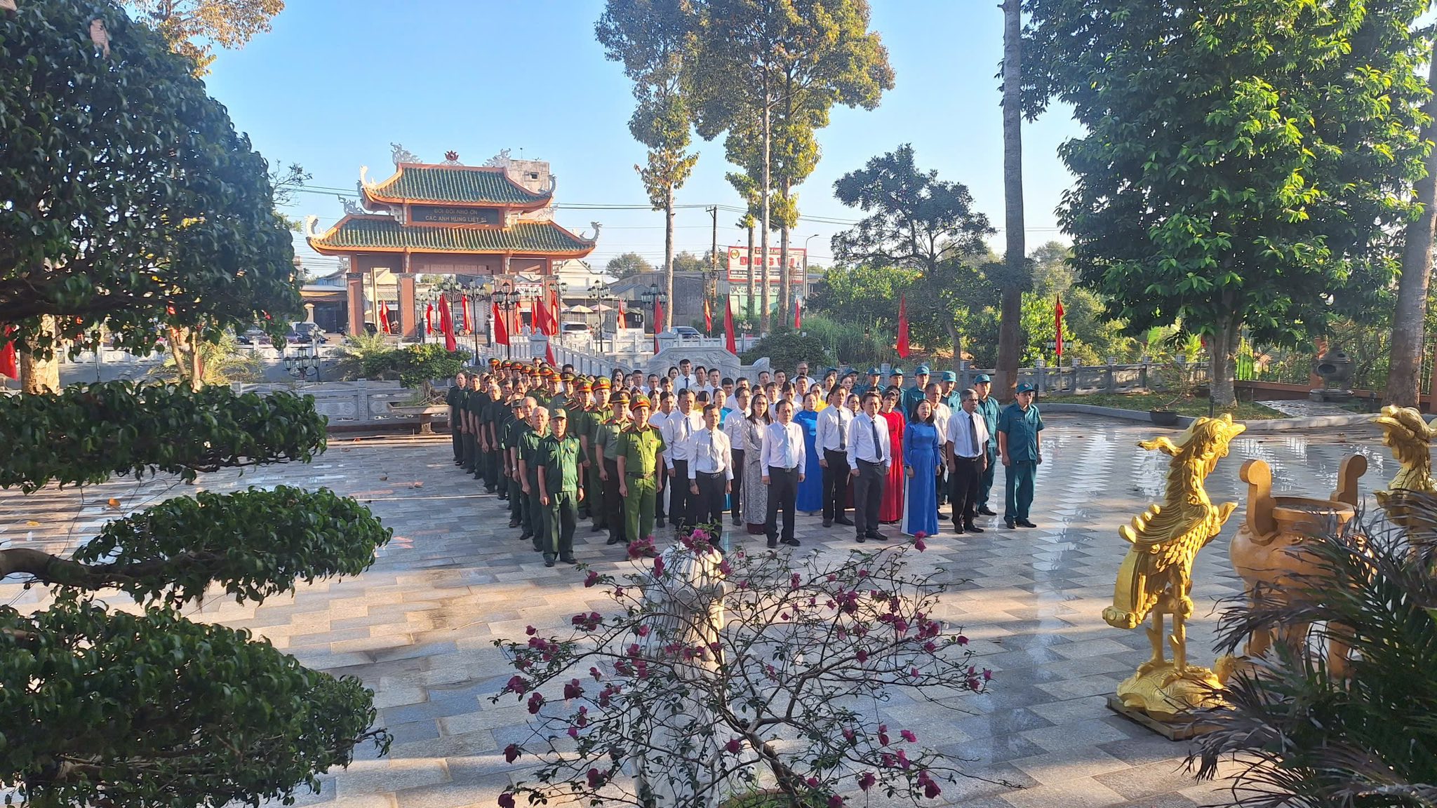 Trang nghiêm lễ viếng Đền thờ liệt sỹ xã Xuân Định nhân Ngày Hội Quốc phòng toàn dân