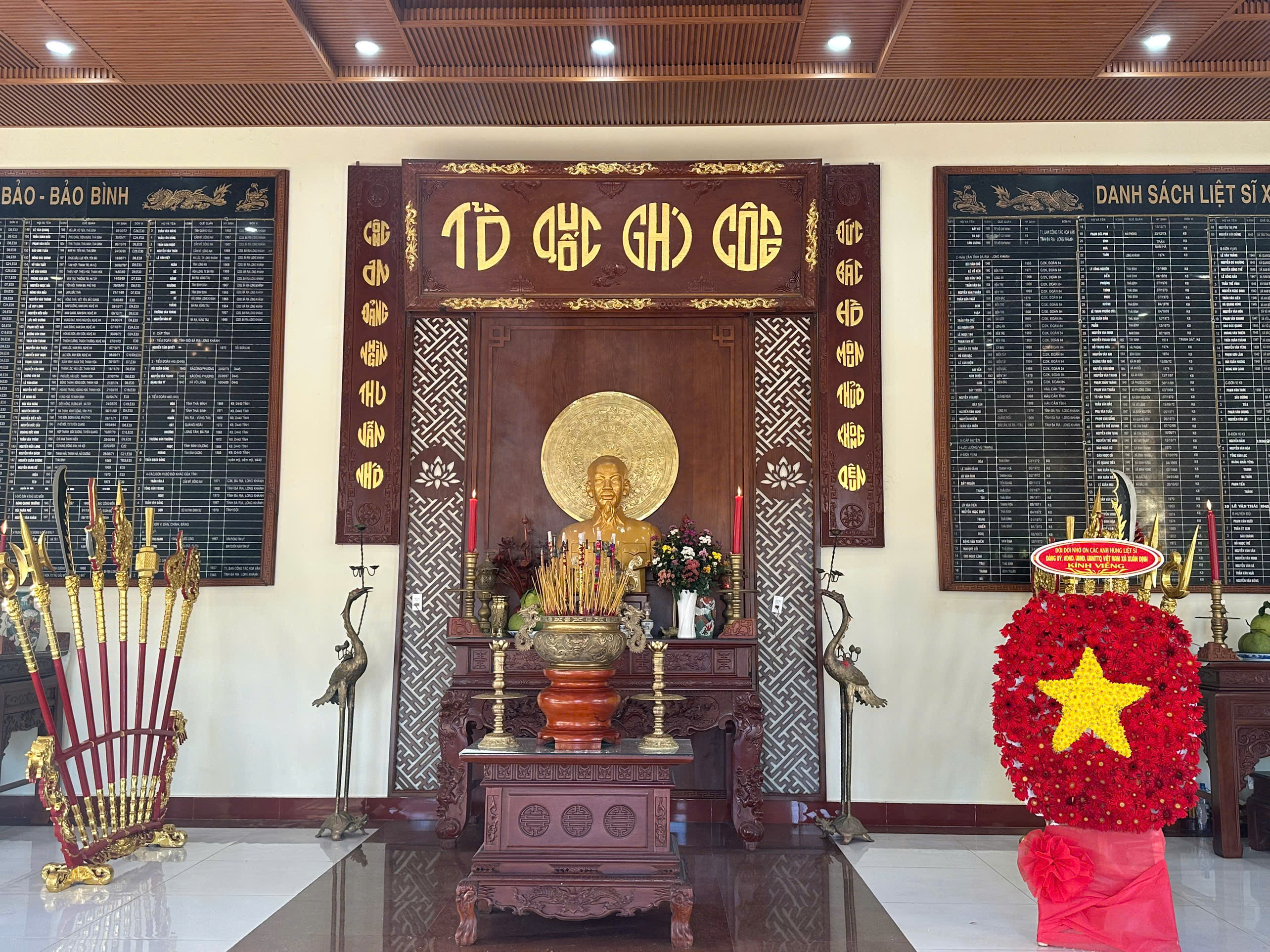 Trang nghiêm lễ viếng Đền thờ liệt sỹ xã Xuân Định nhân Ngày Hội Quốc phòng toàn dân