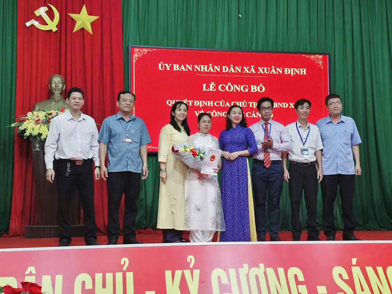 Lãnh đạo xã Xuân Định chụp hình lưu niệm cùng bà Lê Thị Thúy Nga