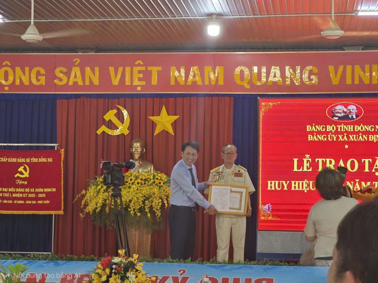 Lễ trao tặng Huy hiệu 60 năm, 70 năm tuổi Đảng cho các đảng viên