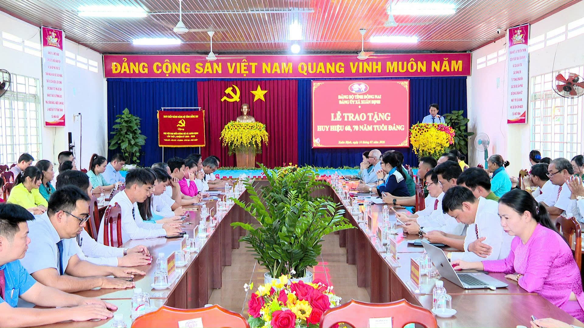 Hội nghị công bố các quyết định của Ban Thường vụ Tỉnh ủy, UBND tỉnh và Ban Thường vụ Đảng ủy xã về công tác tổ chức cán bộ