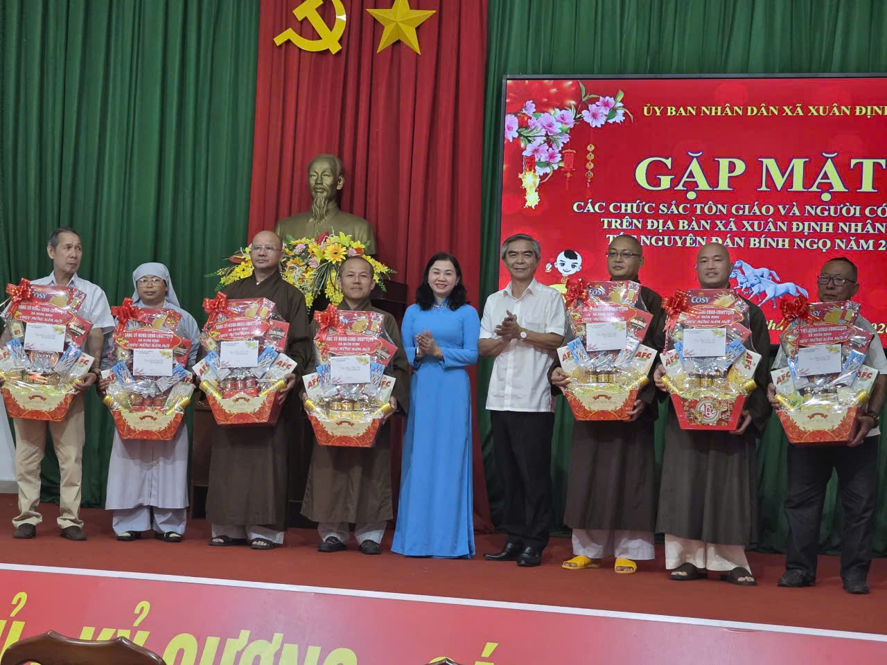 Đảng ủy – Hội đồng nhân dân – Ủy ban nhân dân – Ủy ban Mặt trận Tổ quốc Việt Nam xã Xuân Định đã trao tặng những phần quà chúc mừng năm mới