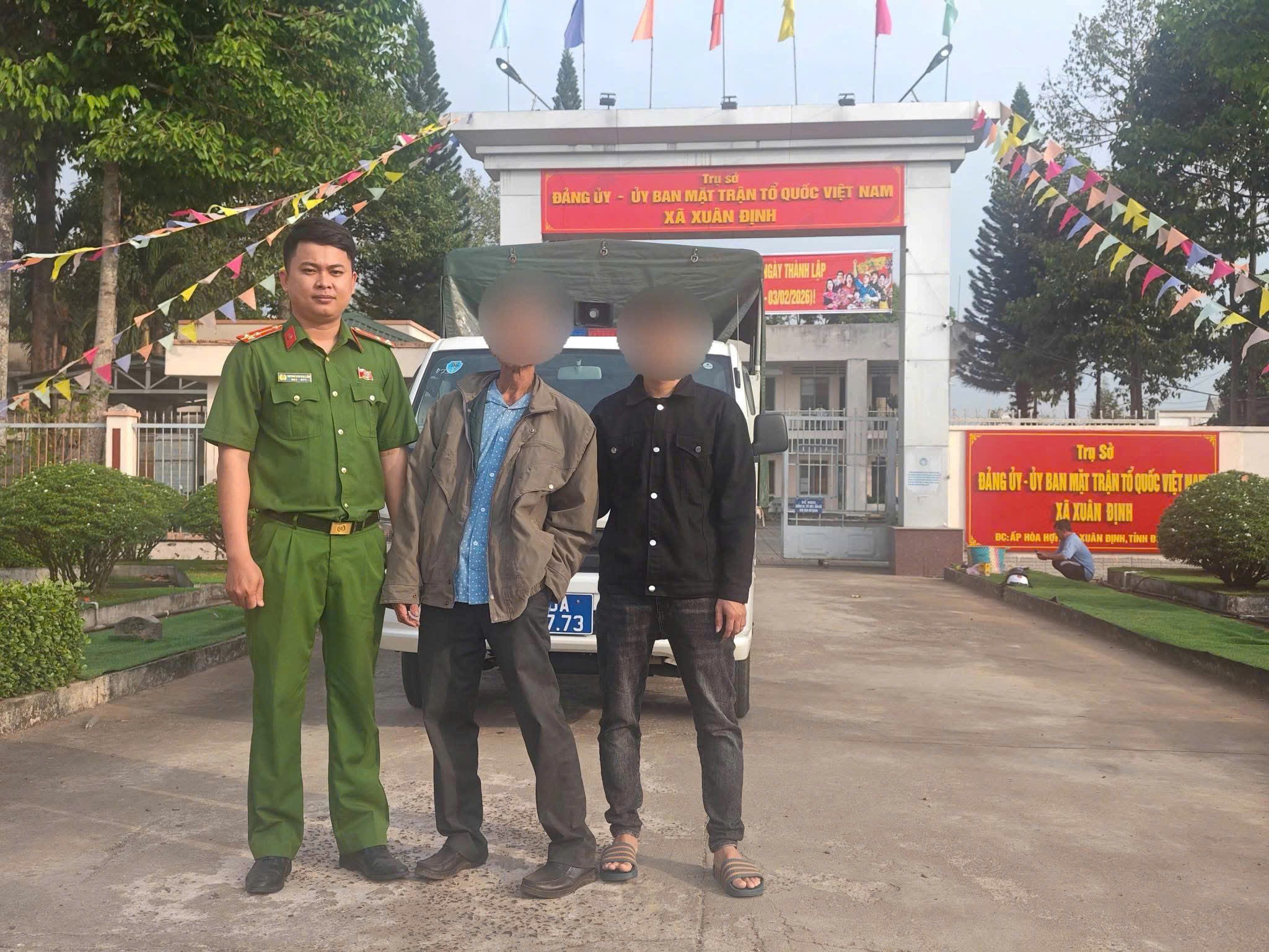 Cán bộ Công an xã Xuân Định phối hợp quần chúng nhân dân chăm sóc, hỗ trợ người dân đi lạc