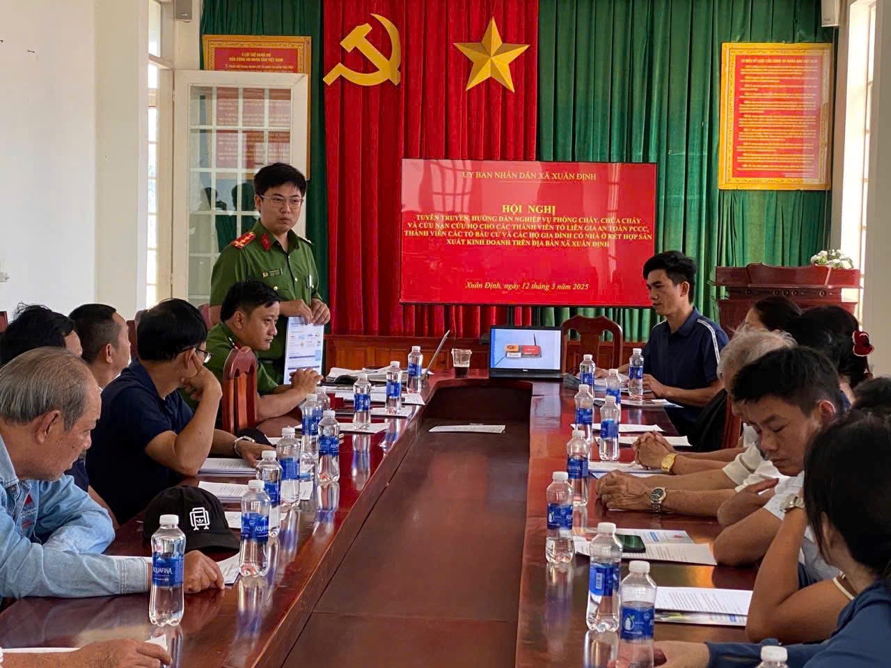 Công an xã Xuân Định phối hợp UBND xã Xuân Định tổ chức tuyên truyền, hướng dẫn nghiệp vụ Phòng cháy, Chữa cháy và cứu nạn, cứu hộ