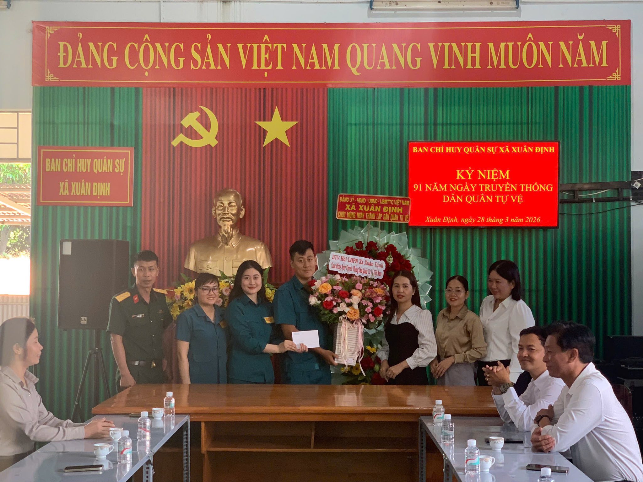 ĐẢNG ỦY - HĐND - UBND - ỦY BAN MTTQ VIỆT NAM XÃ XUÂN ĐỊNH TẶNG HOA CHÚC MỪNG BAN CHỈ HUY QUÂN SỰ XÃ XUÂN ĐỊNH NHÂN KỶ NIỆM 91 NĂM NGÀY TRUYỀN THỐNG DÂN QUÂN TỰ VỆ (28/3/1935 – 28/3/2026)