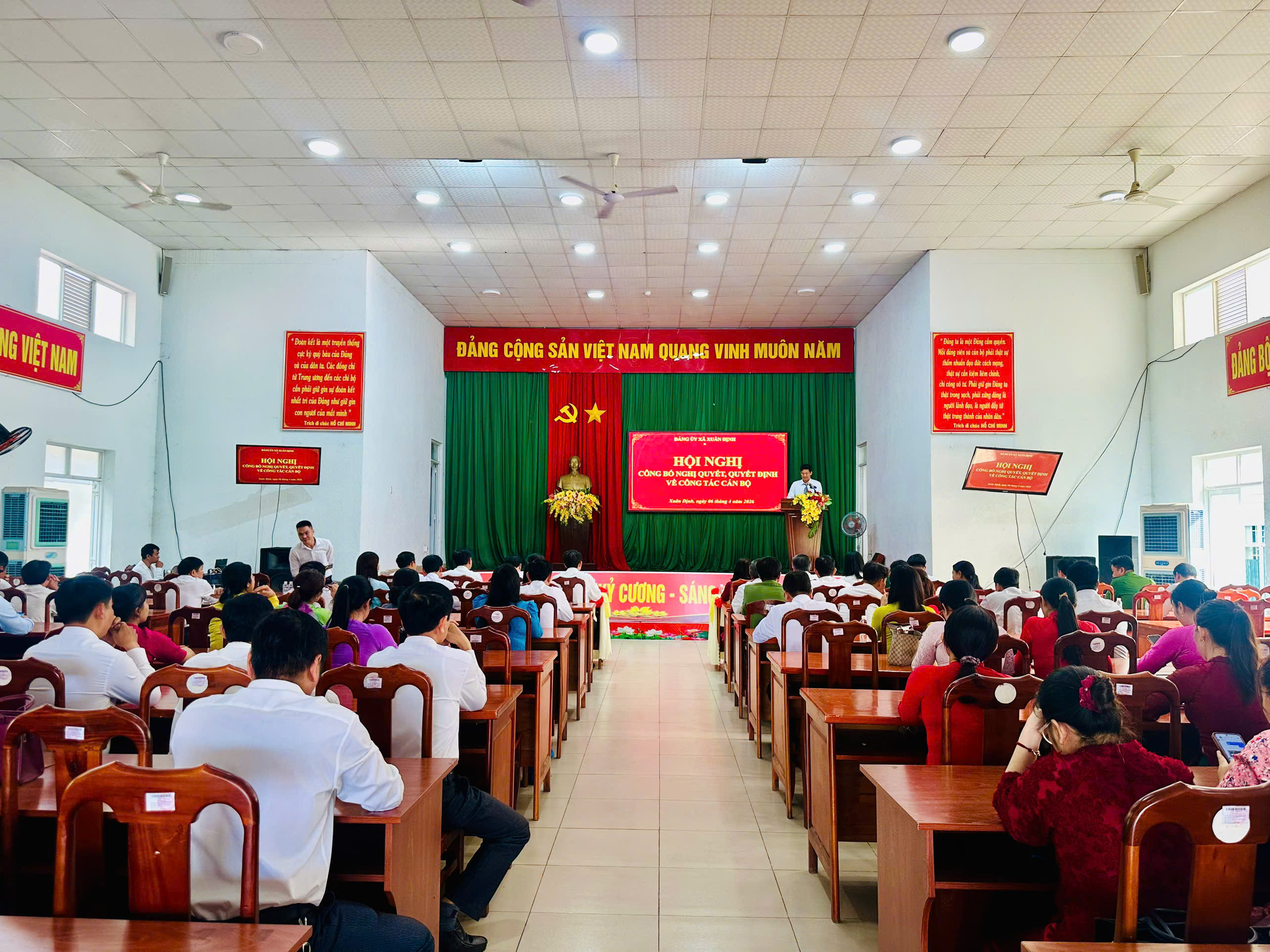 Hội nghị công bố quyết định về công tác cán bộ tại xã Xuân Định