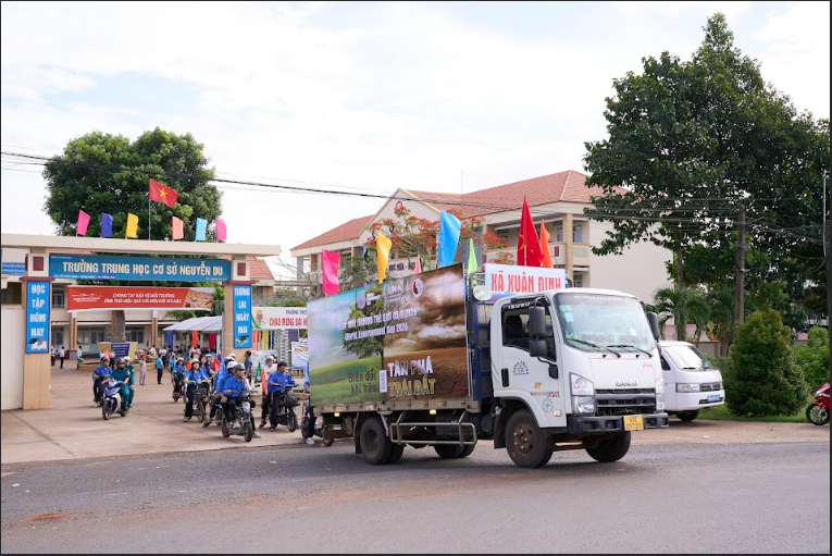 Xe tuyên truyền lưu động hưởng ứng Ngày Môi trường thế giới