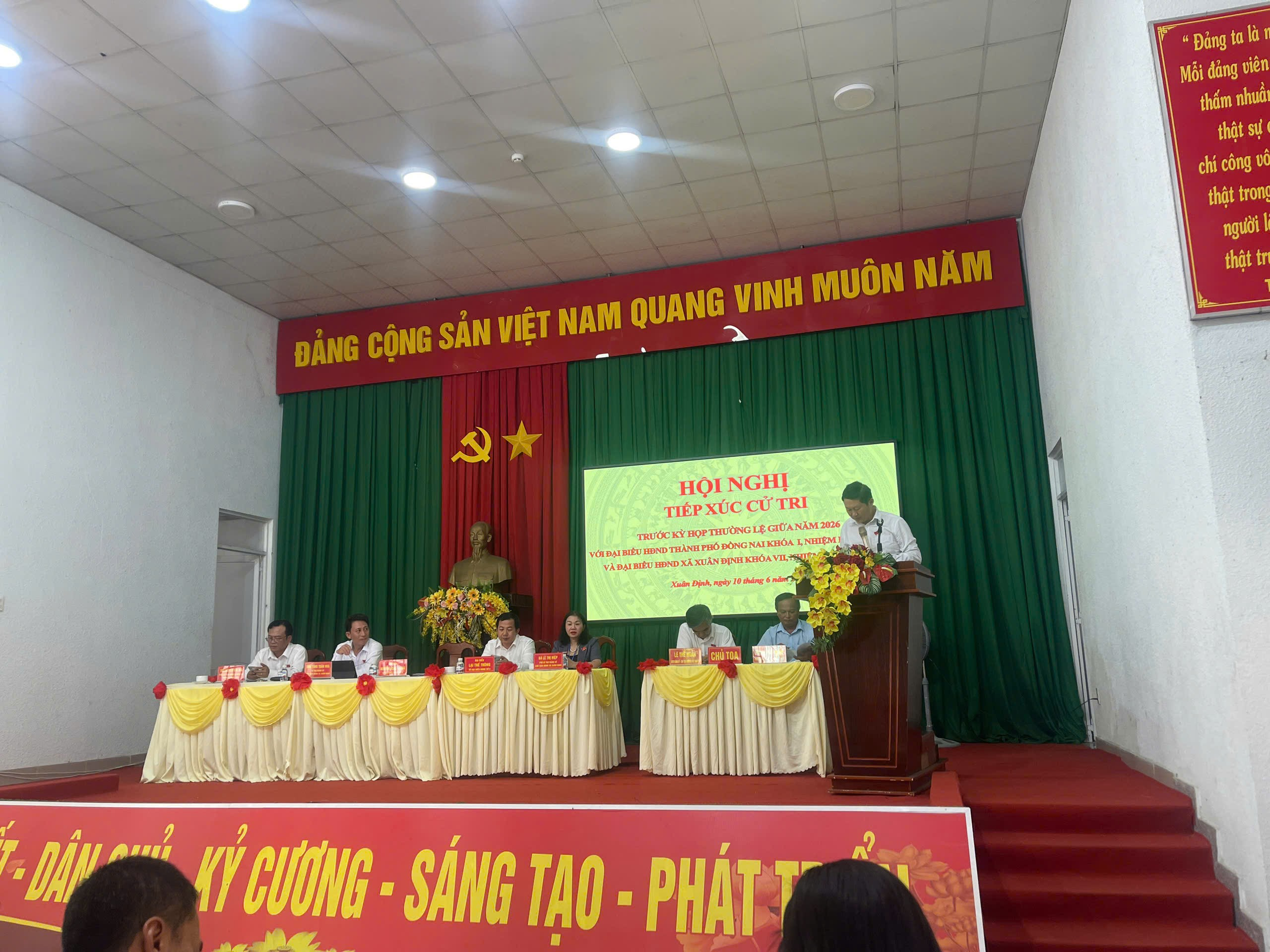 Lãnh đạo địa phương và Đại biểu HĐND ghi nhận, giải trình các vấn đề cử tri quan tâm