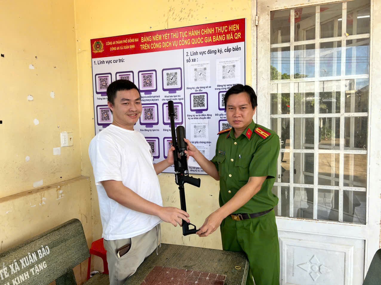 (Lực lượng Công an xã Xuân Định tiếp nhận vũ khí, vật liệu nổ từ người dân tự nguyện giao nộp)