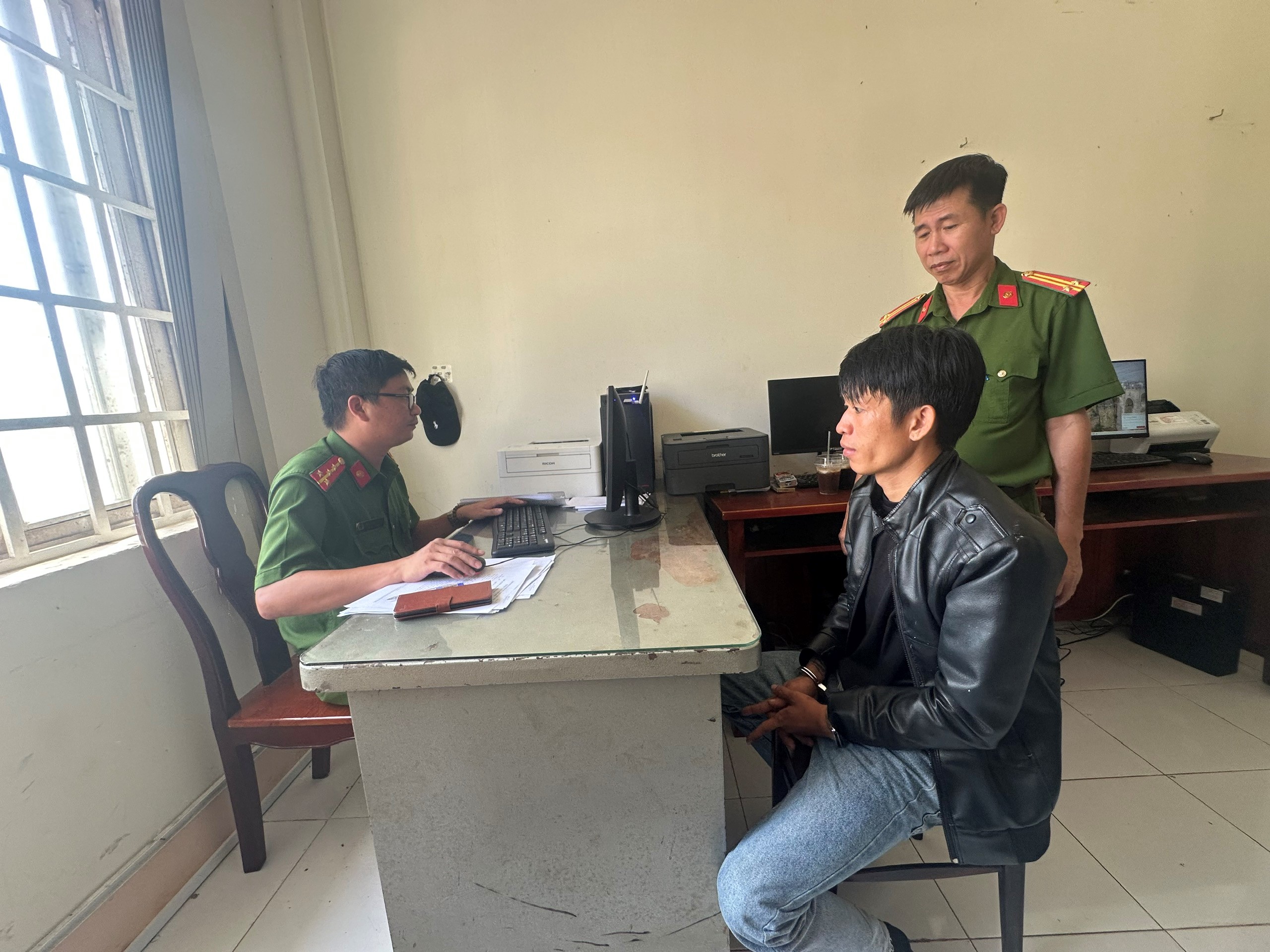 Cán bộ Công an xã Xuân Định làm việc với đối tượng tại trụ sở Công an xã