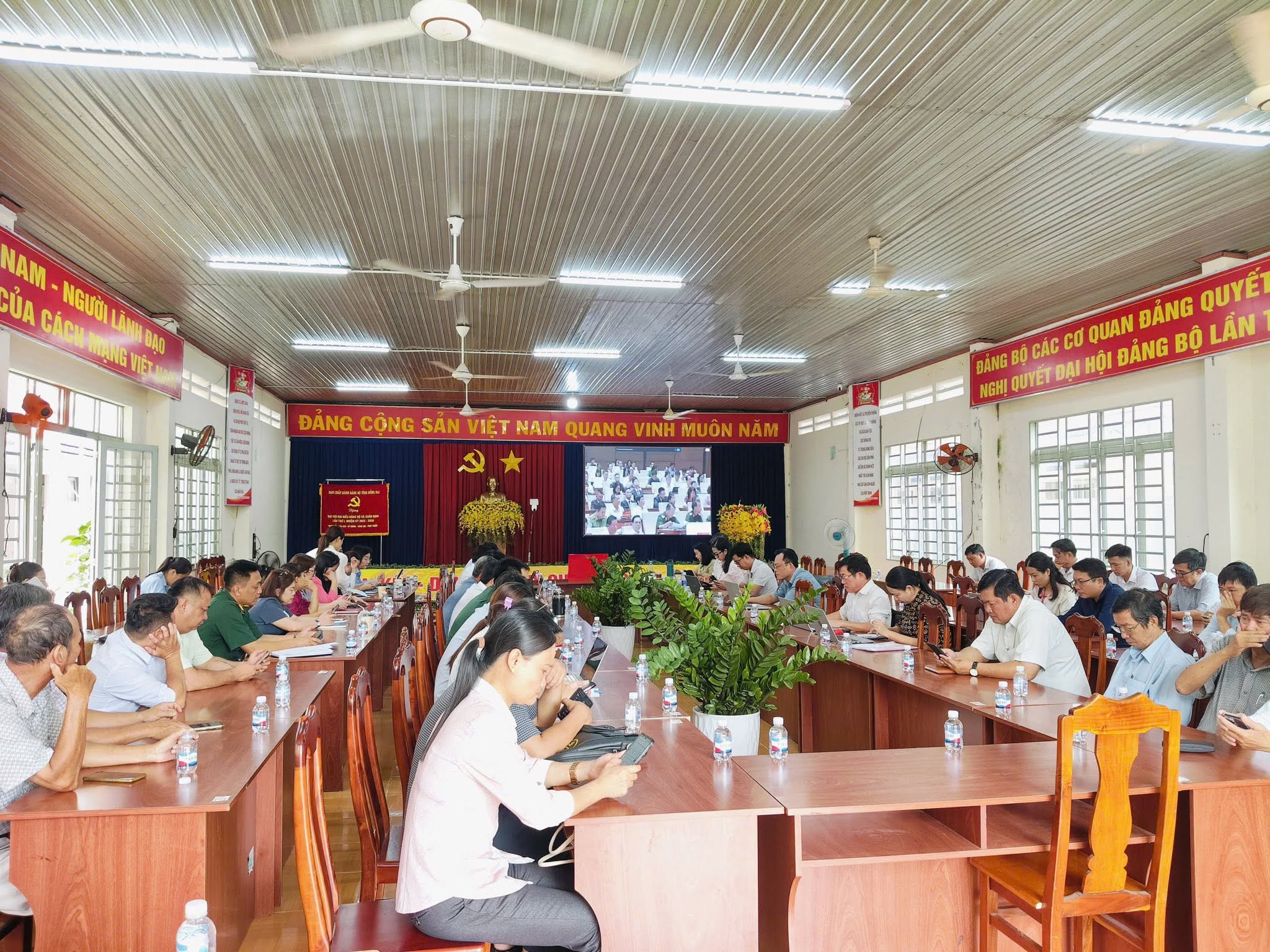 XÃ XUÂN ĐỊNH THAM DỰ HỘI NGHỊ TOÀN QUỐC NGHIÊN CỨU, HỌC TẬP, QUÁN TRIỆT VÀ TRIỂN KHAI THỰC HIỆN NGHỊ QUYẾT SỐ 10-NQ/TW CỦA BỘ CHÍNH TRỊ