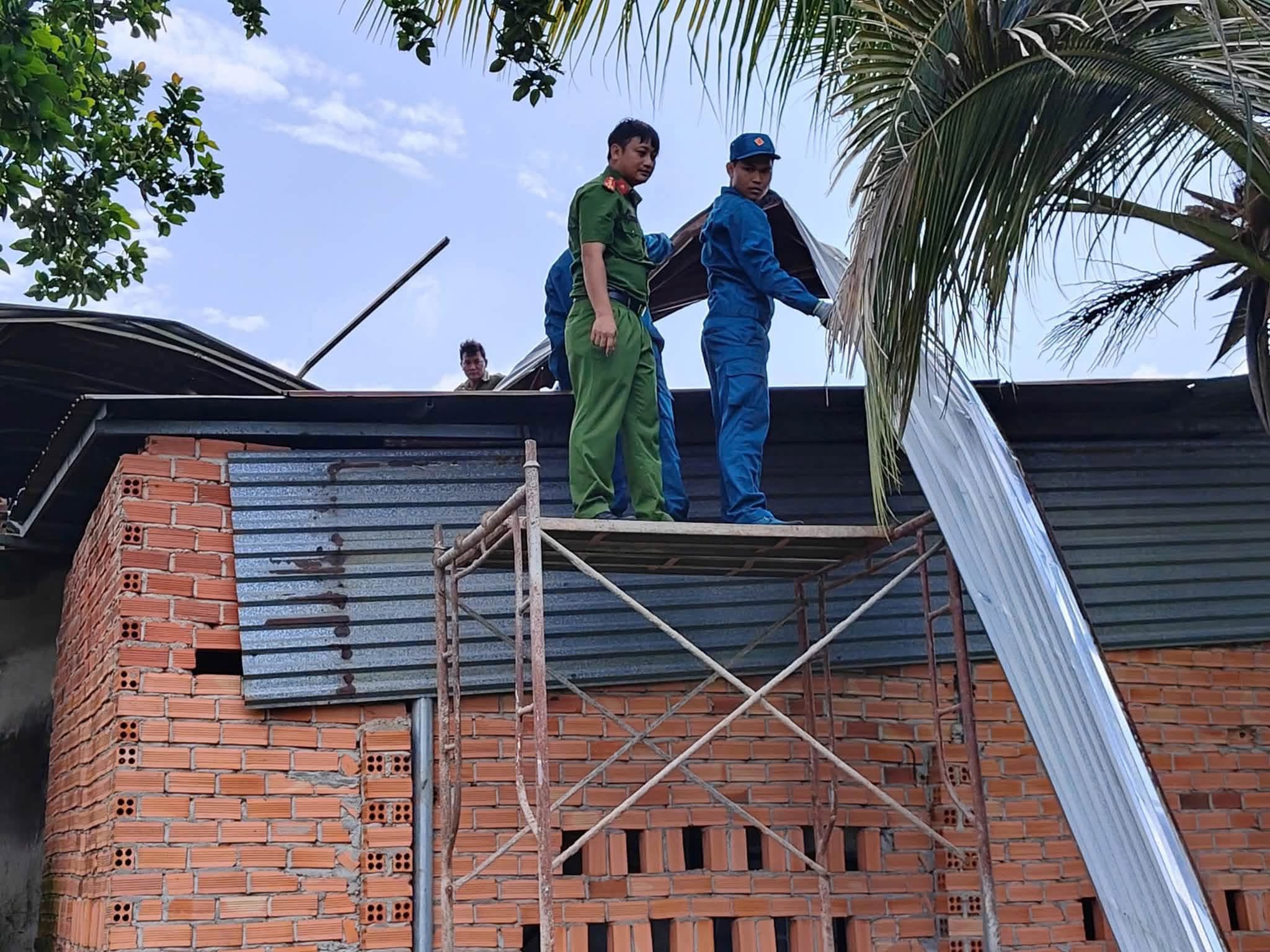 Cán bộ chiến sỹ Công an xã Xuân Định và Ban chỉ huy Quân sự xã hỗ trợ giúp các hộ dân khắc phục hậu quả do thiên tai