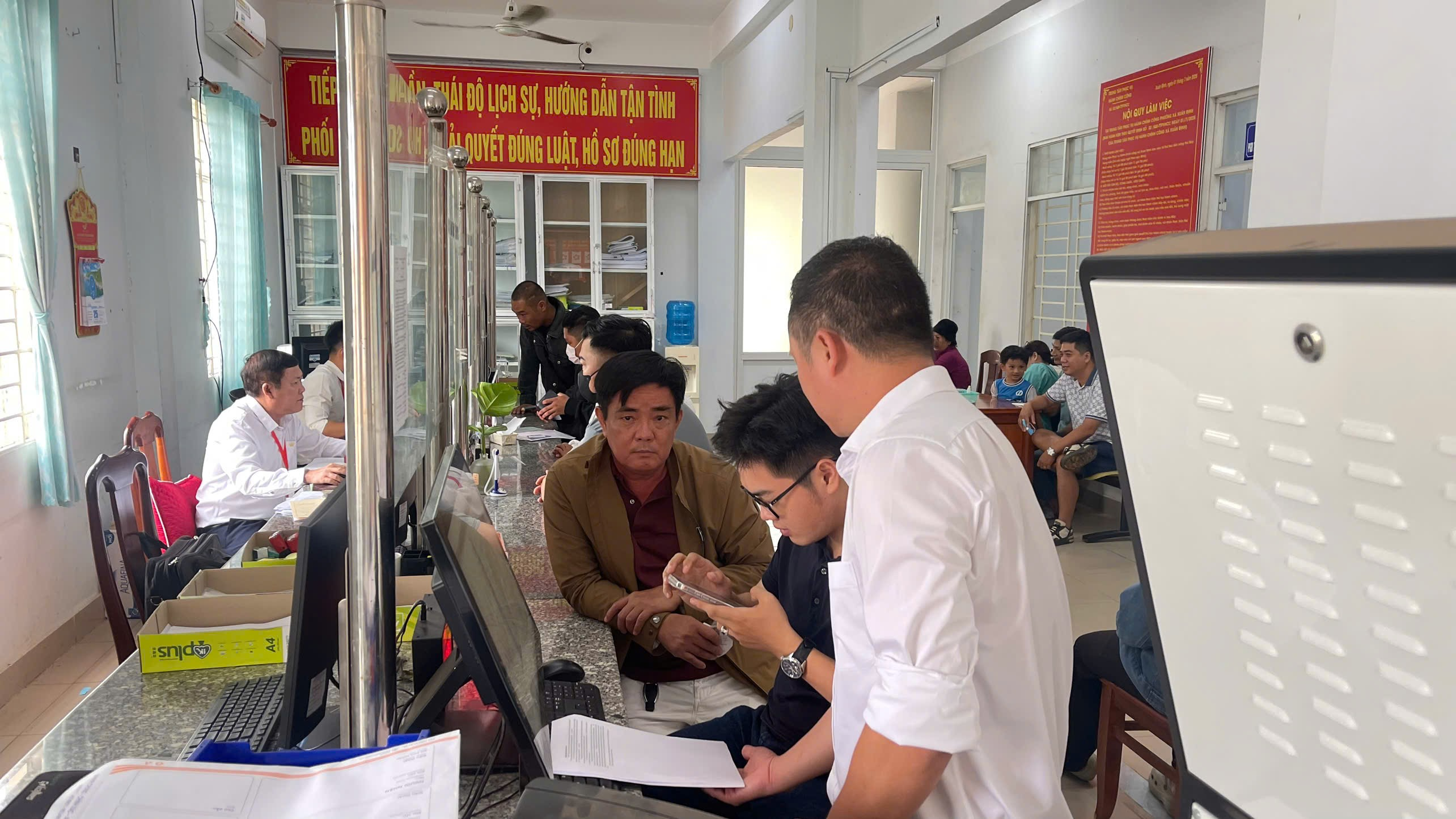 Cán bộ, công chức hướng dẫn người dân thực hiện dịch vụ công trực tuyến