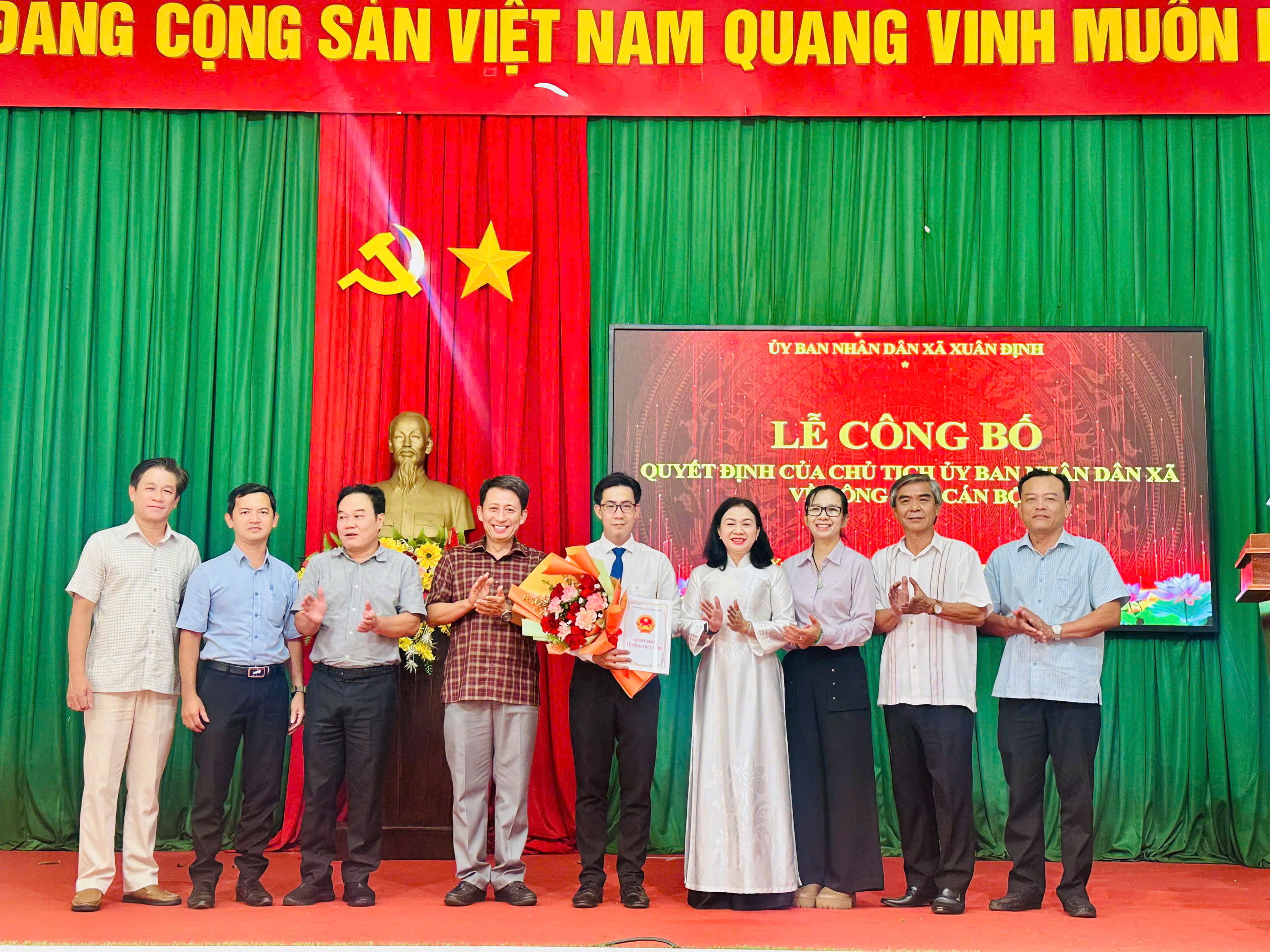 CÔNG BỐ QUYẾT ĐỊNH CỦA CHỦ TỊCH UBND XÃ VỀ CÔNG TÁC CÁN BỘ
