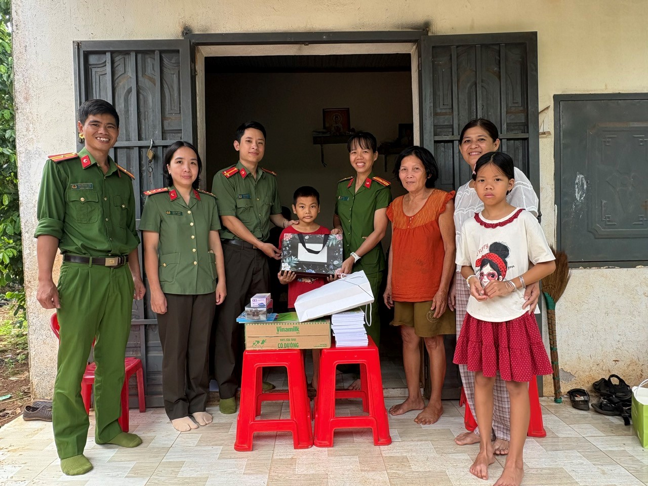 Cán bộ, chiến sĩ Công an xã Xuân Định thăm hỏi, động viên tặng quà cho con nuôi chuẩn bị năm học mới