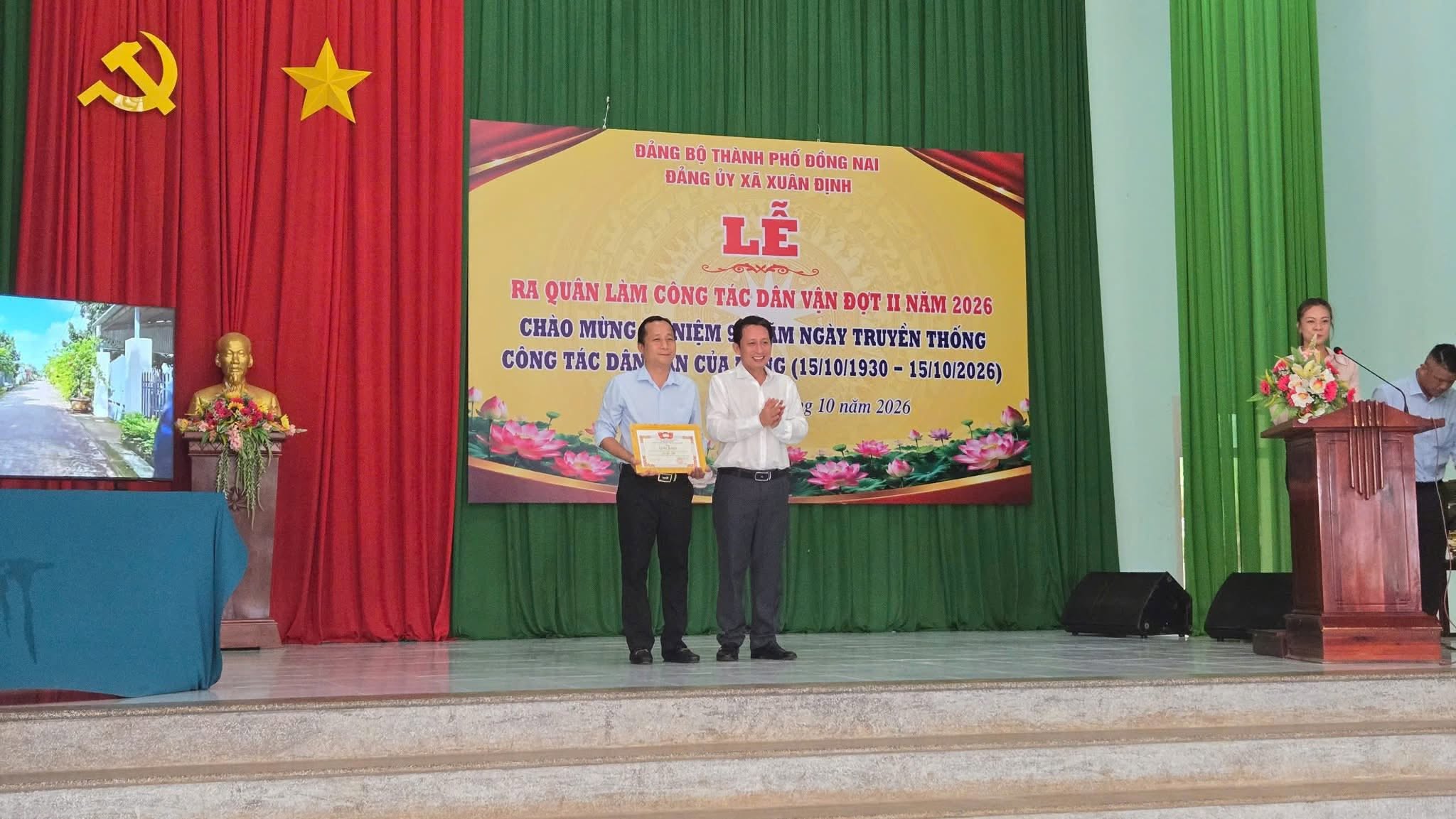 Đồng chí Tống Trần Hòa – Bí thư Đảng ủy xã trao giải nhất cho hội thi “sáng – xanh – sạch đẹp” - tuyến đường tổ 40 ấp Xuân Bảo.