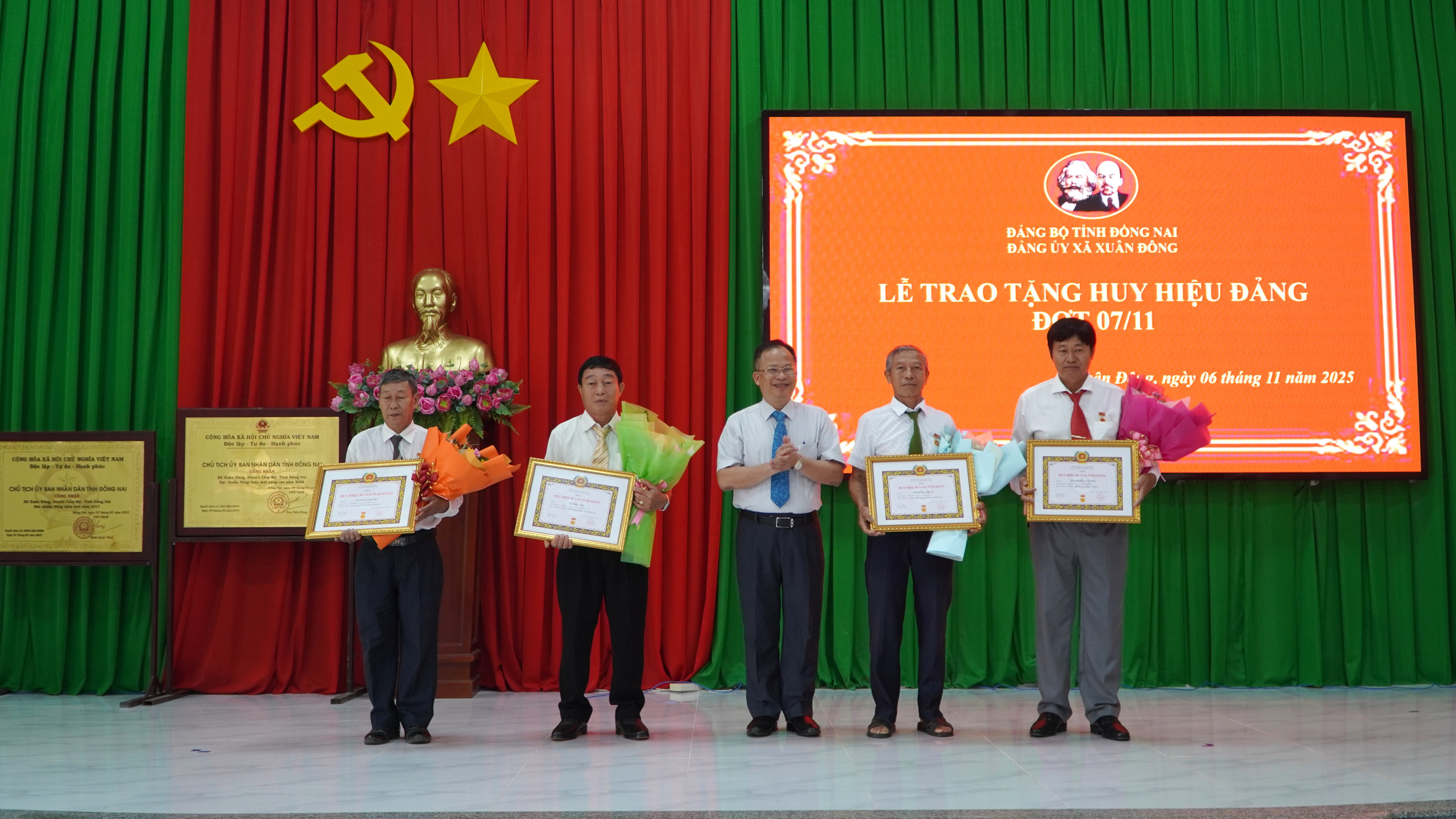 trao huy hieu 2