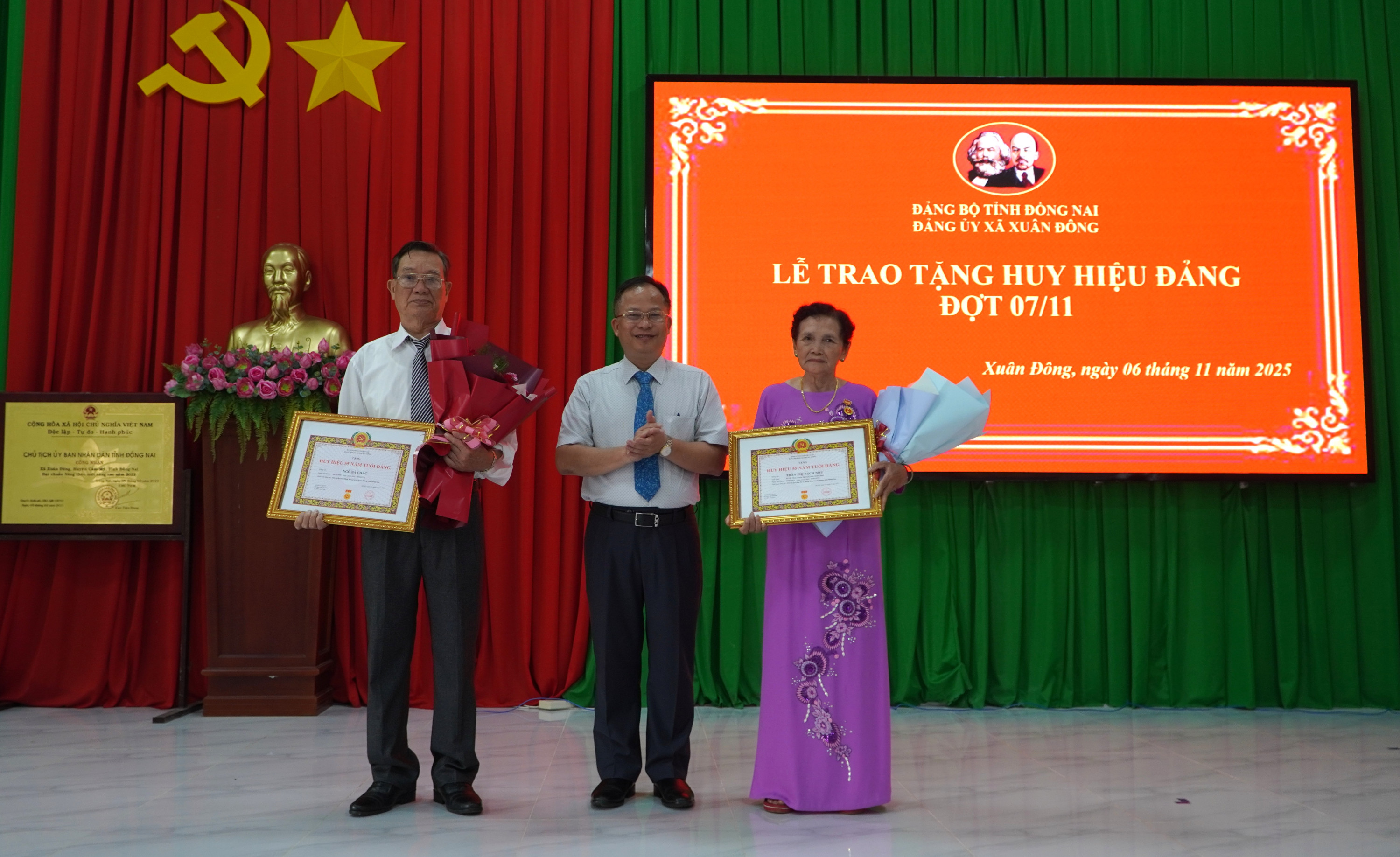 trao huy hieu