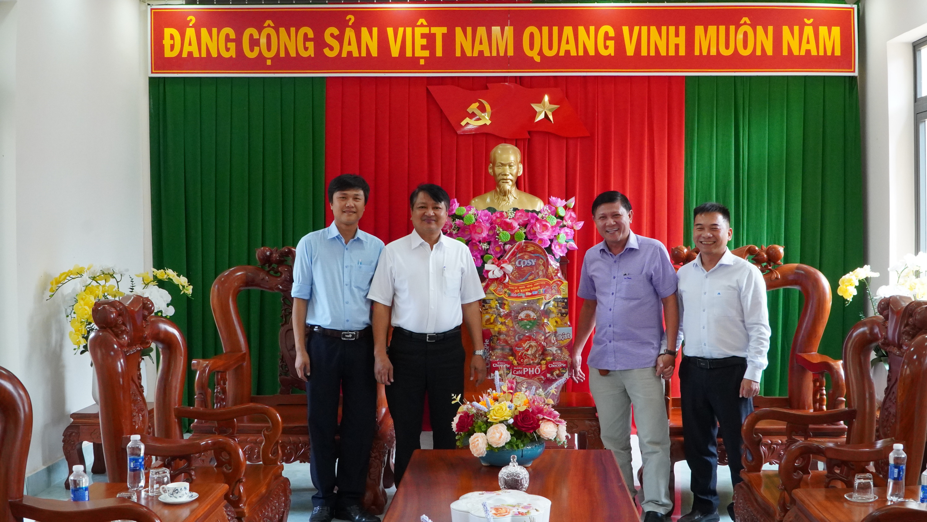 tang qua lanh dao 1