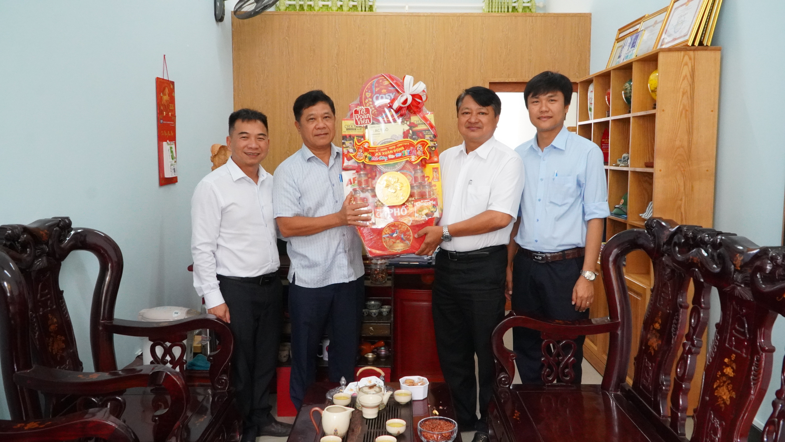 tang qua lanh dao