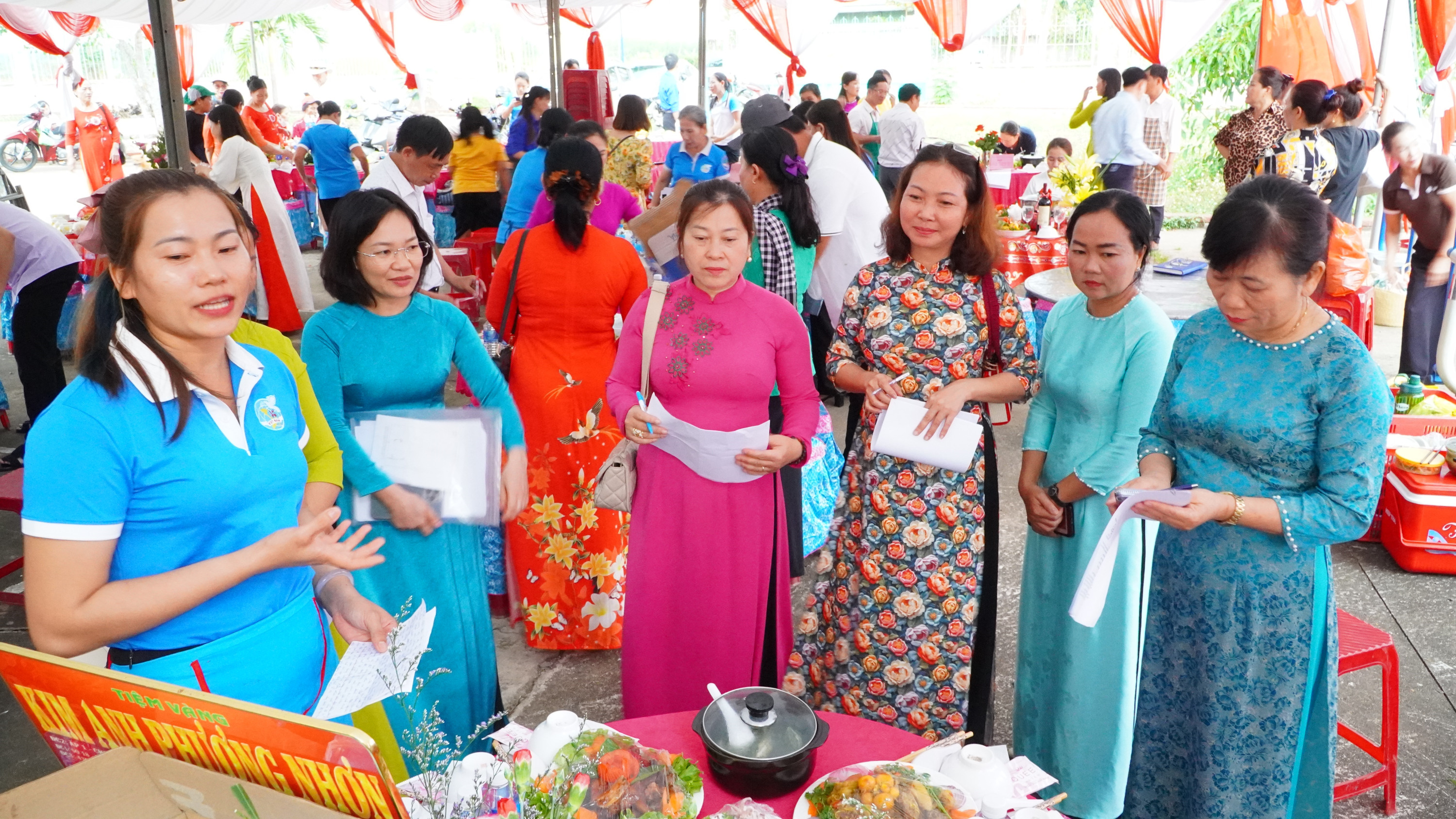 hop mat phu nu 24