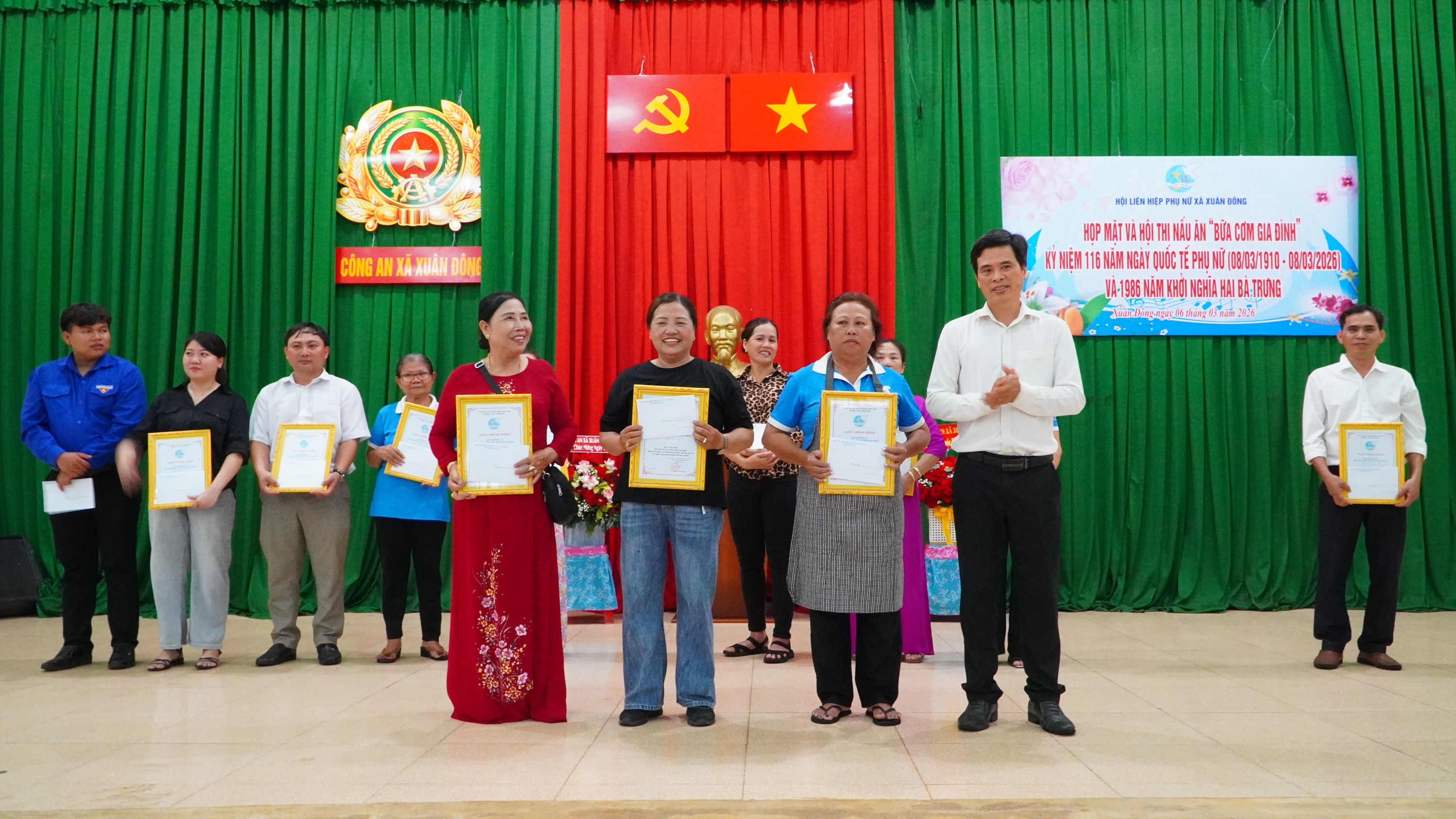 hop mat phu nu 28