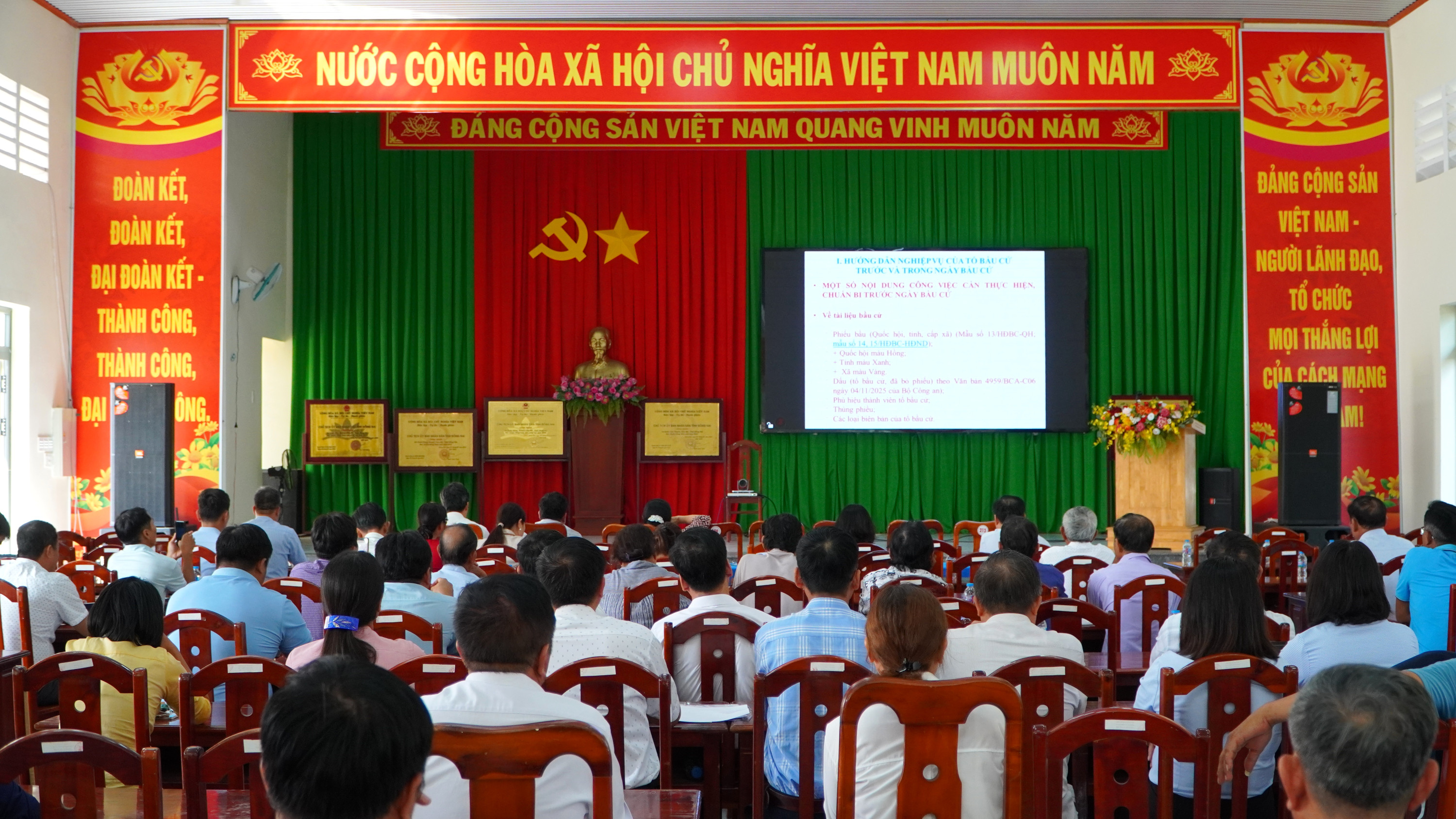 tap huan bau cu