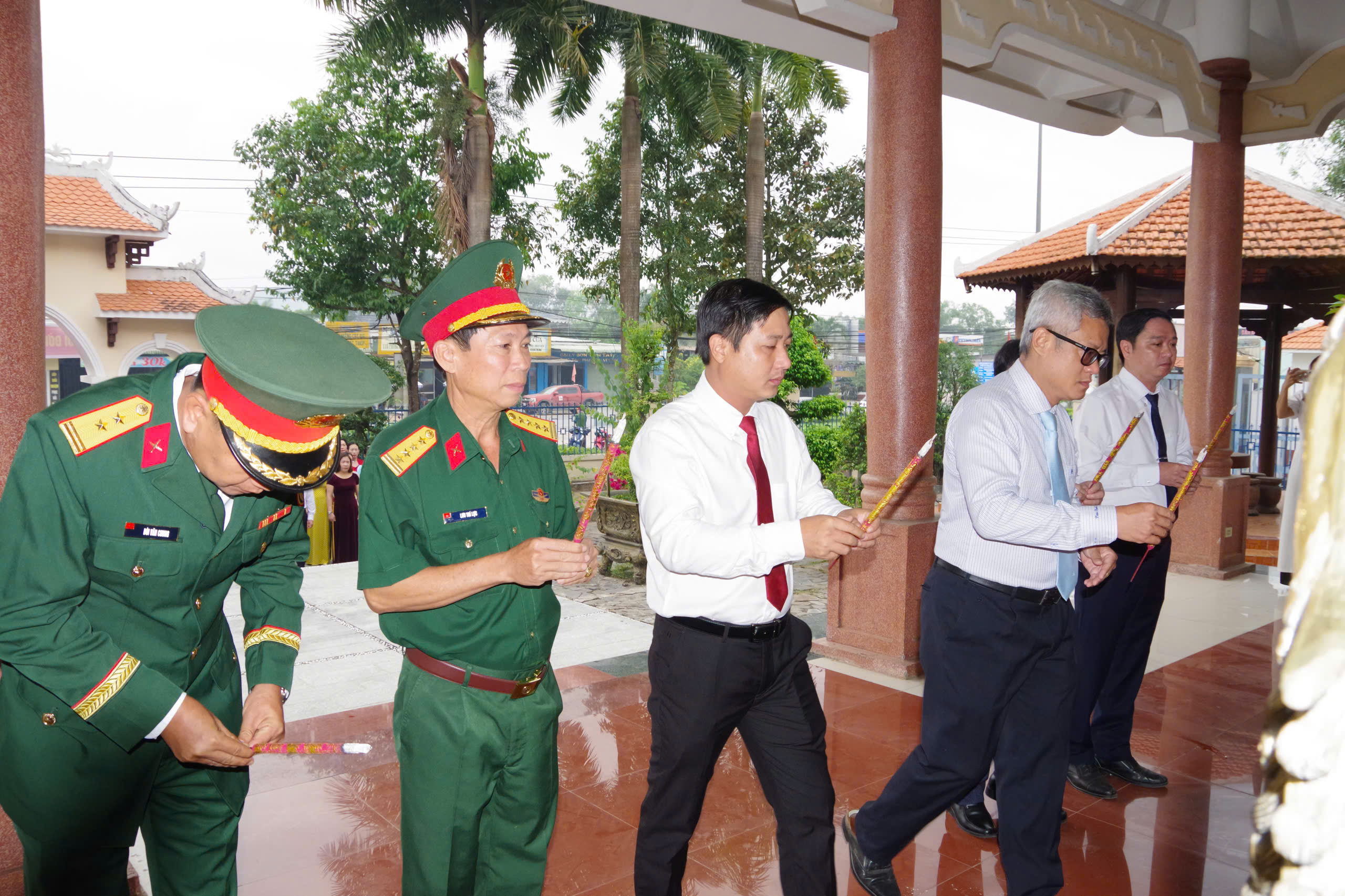 Description: D:\HÌNH ÁNH\2 viếng đền.jpg?t=1762423301