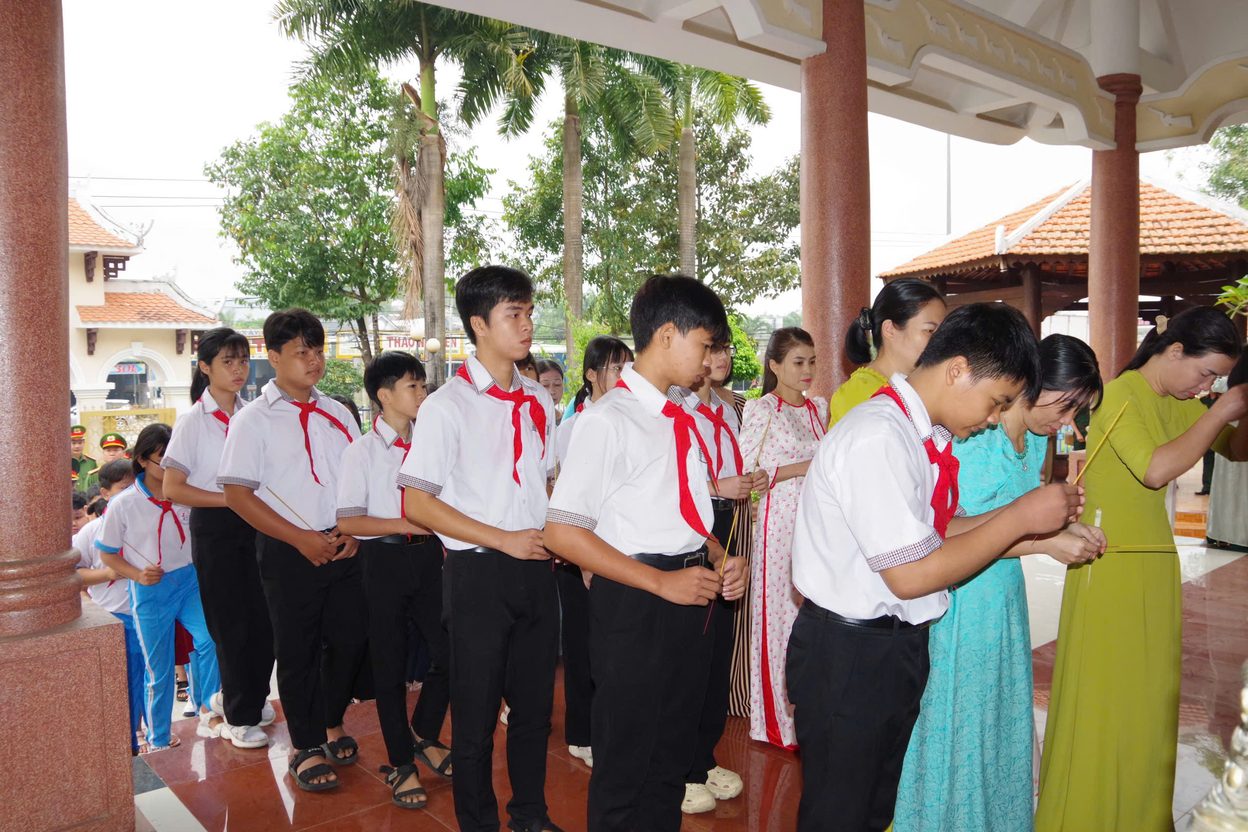 Description: D:\HÌNH ÁNH\8 viếng đền.jpg?t=1762423301