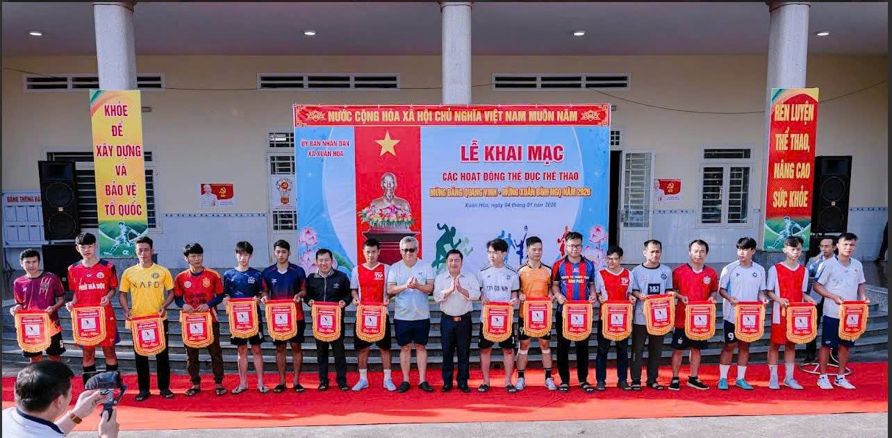 Description: D:\HÌNH ÁNH\2026\BTC trao cờ lưu niệm.jpg?t=1762423301