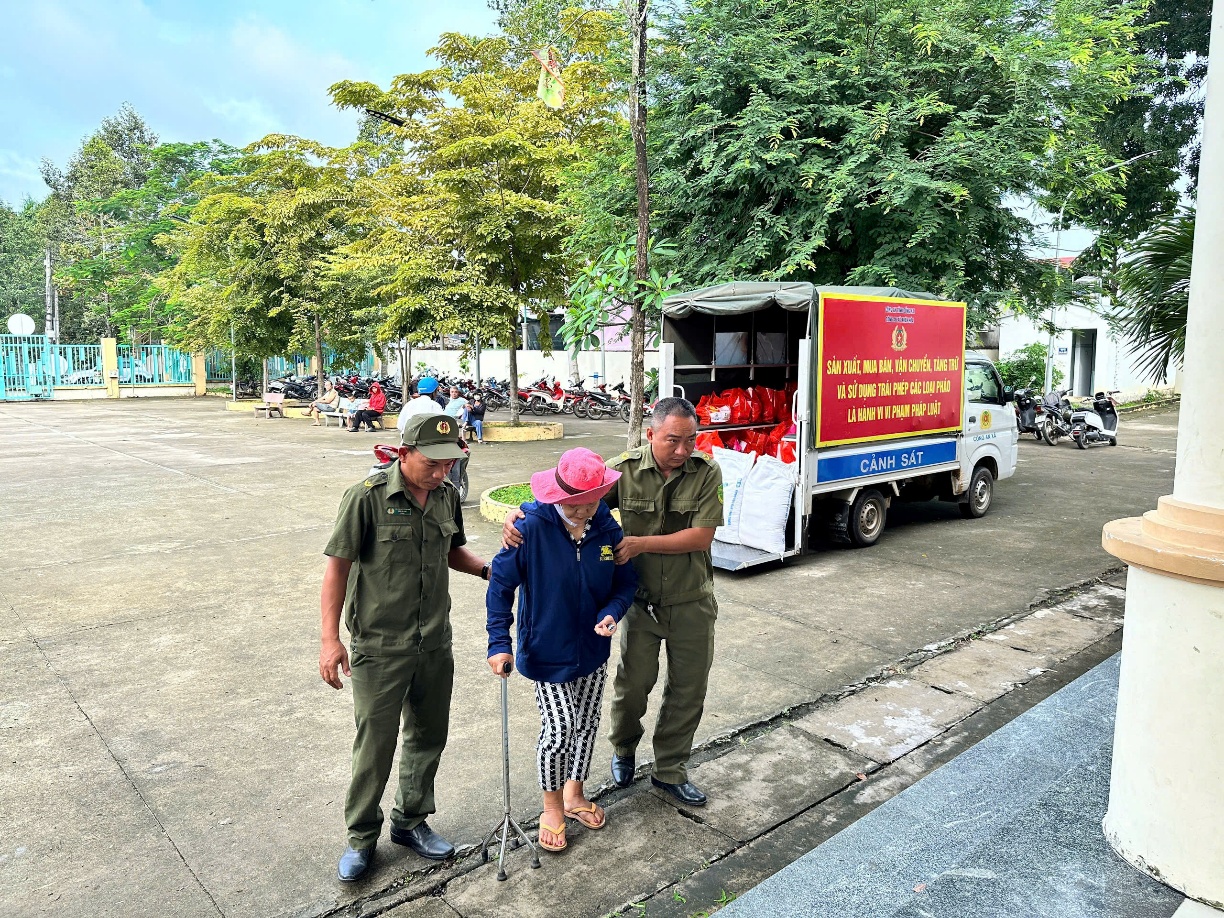 'Description: A group of people standing on the side of a road

AI-generated content may be incorrect.'