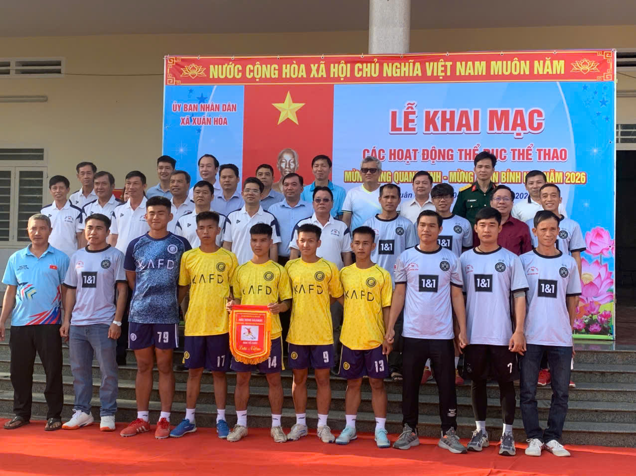 Description: D:\HÌNH ÁNH\2026\BTC chụp hình lưu niệm cùng đội bóng chuyền năm ấp xuan hưng 2A.jpg?t=1762423301