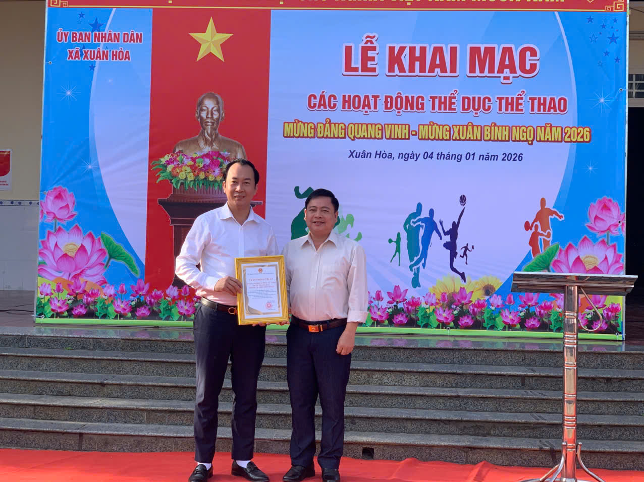 Description: D:\HÌNH ÁNH\2026\Nhà tài trợ nhận bảng tri ân của BTC giải.jpg?t=1762423301