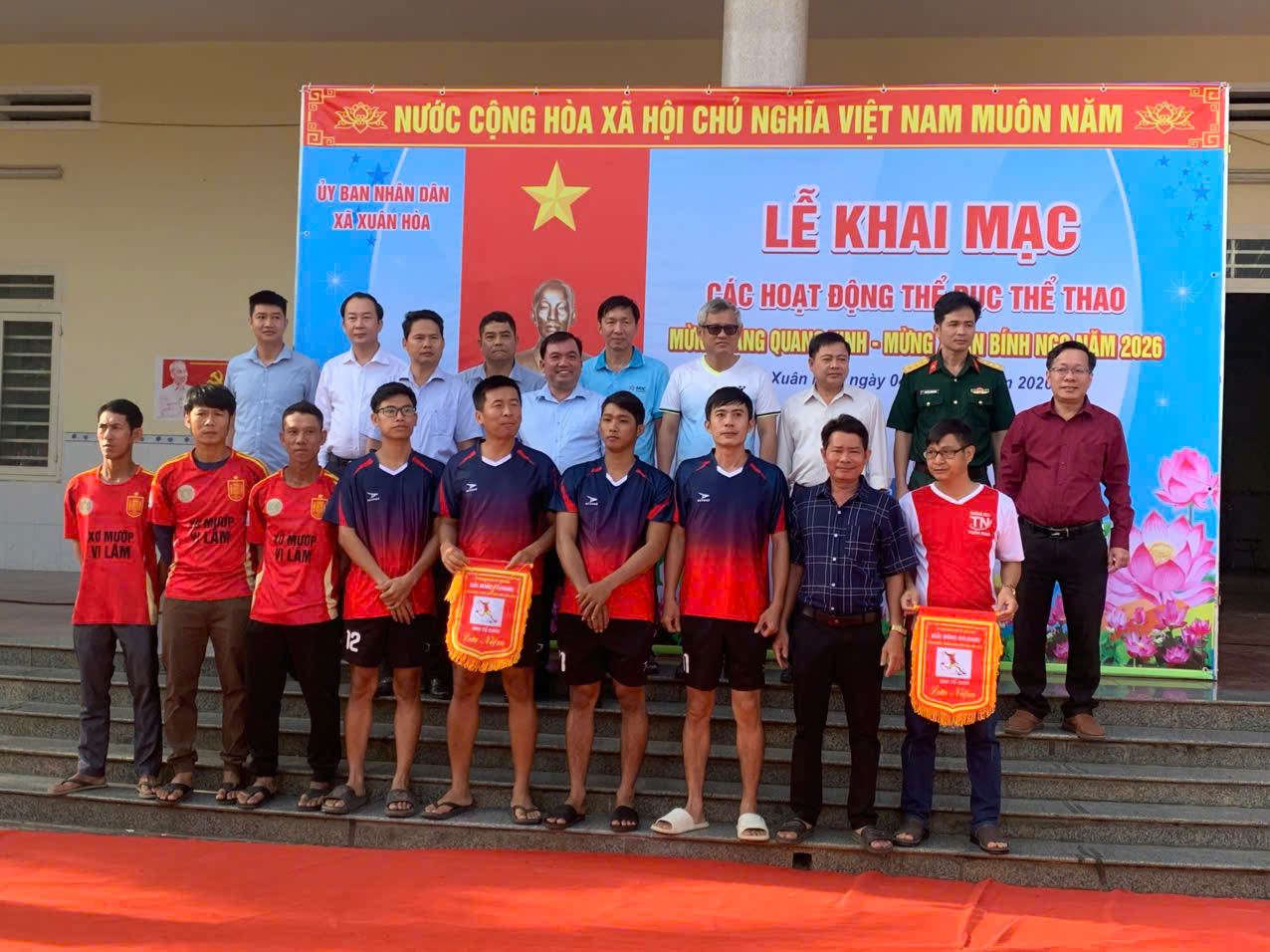 Description: D:\HÌNH ÁNH\2026\BTC chụp hình với đội ấp xuan hưng 1-1A.jpg?t=1762423301