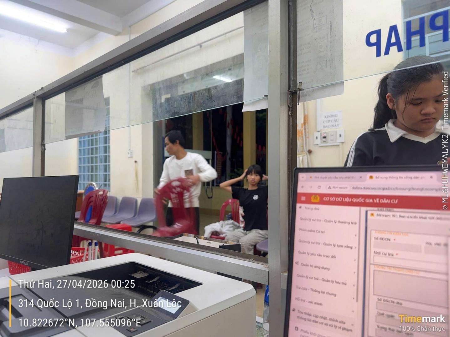Hình ảnh đẹp cuối ngày trong công tác cấp Định danh mức 2 cho trẻ em