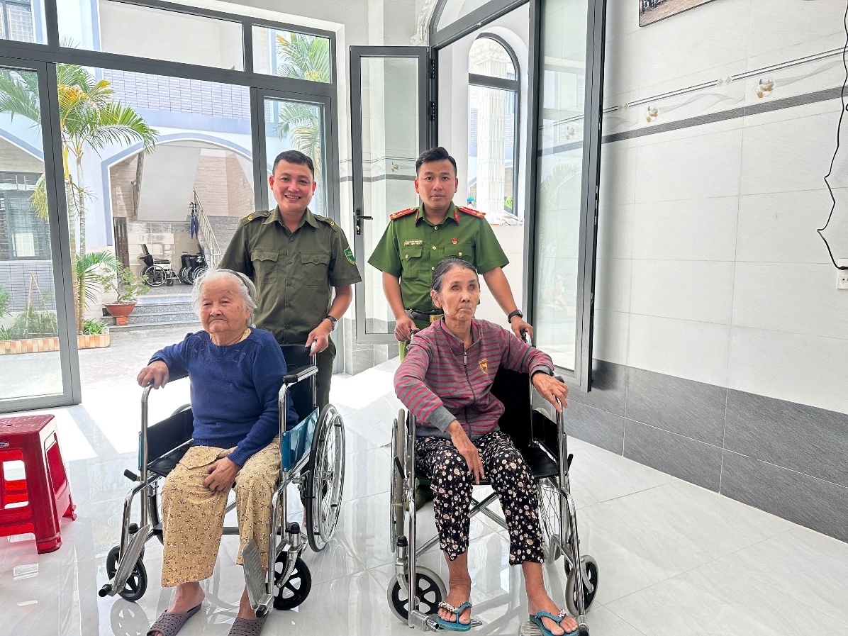 ''''Description: A group of people in wheelchairs

AI-generated content may be incorrect.''''