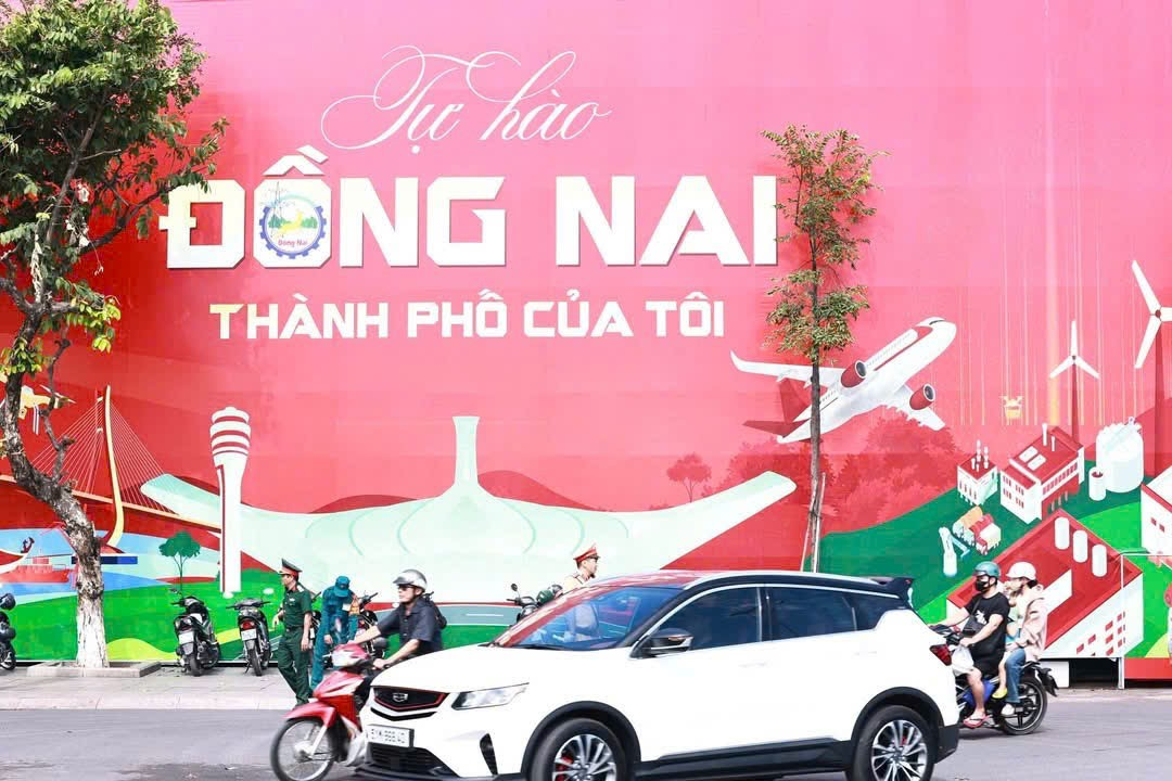 “Một số hình ảnh ghi nhận không khí rộn ràng trước ngày diễn ra Lễ công bố Nghị quyết của Quốc hội về việc thành lập Thành phố Đồng Nai.”