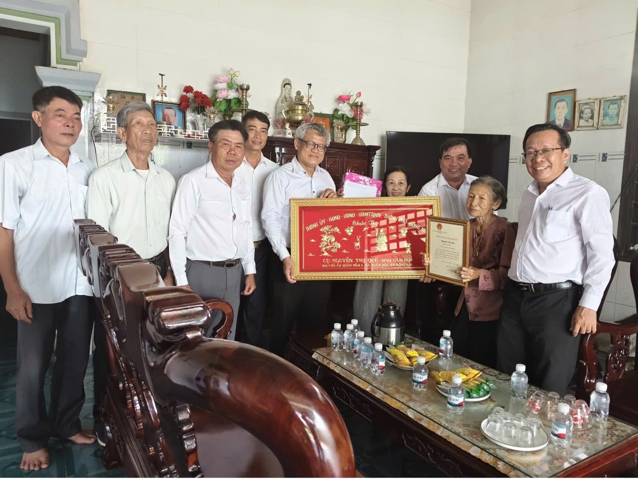 XÃ XUÂN HÒA THĂM TẶNG QUÀ VÀ CHÚC THỌ CÁC CỤ TRÒN 100 TUỔI   NHÂN DỊP KỶ NIỆM NGÀY NGƯỜI CAO TUỔI VIỆT NAM (06/6/2026)