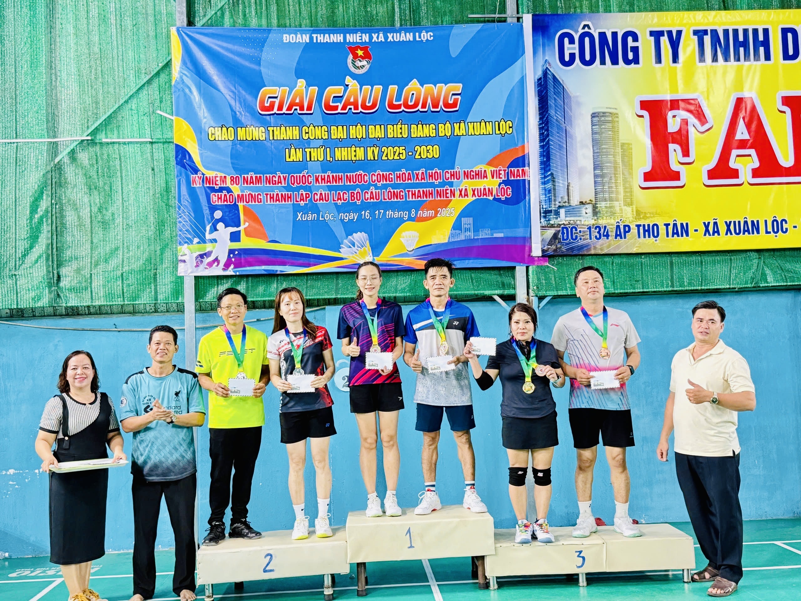 Trao giải cho các vận động viên đạt thành tích