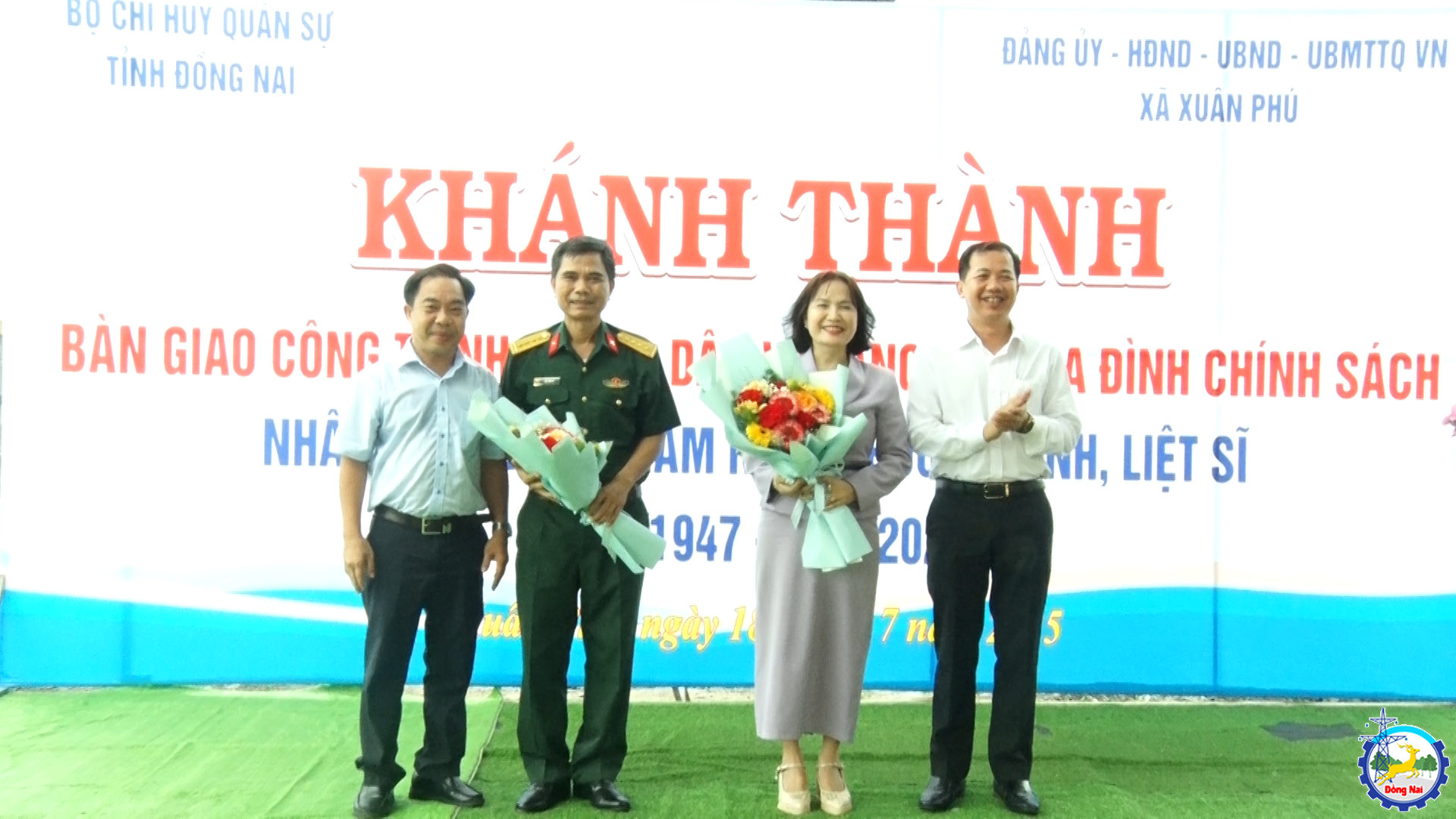 Lãnh đạo xã Xuân Phú tặng hoa cảm ơn Bộ CHQS tỉnh và xã Xuân Lộc