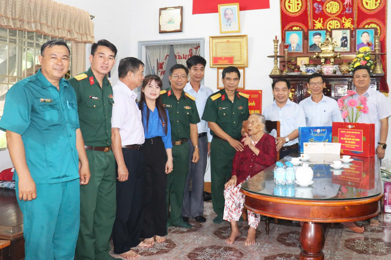 Lãnh đạo Bộ CHQS tỉnh, ban Tuyên giáo và Dân vận Tỉnh ủy, lãnh đạo UBND xã Xuân Phú thăm hỏi, tặng quà Mẹ VNAH Đỗ Thị Miên