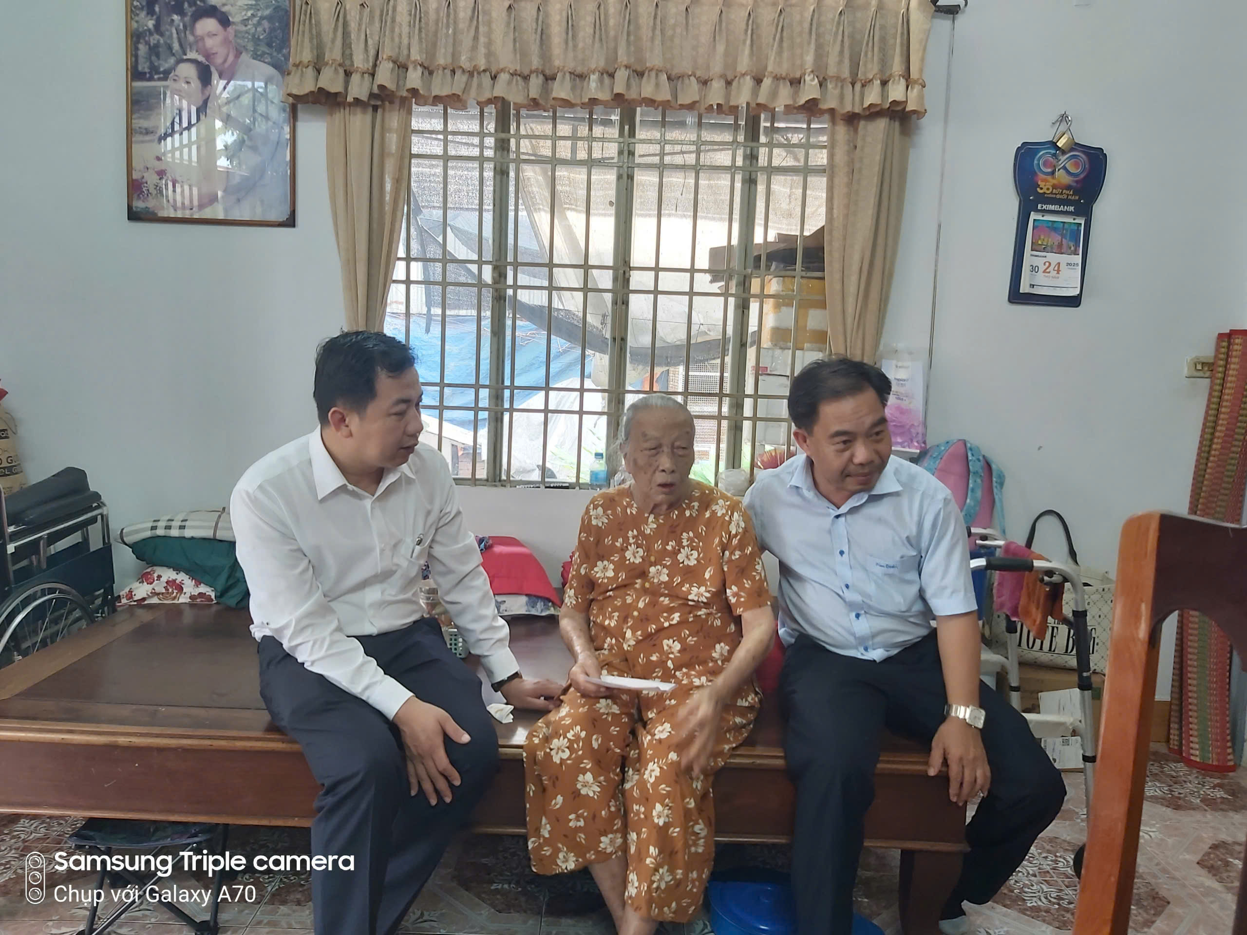 Lãnh đạo xã Xuân Phú thăm, tặng quà Mẹ Việt Nam anh hùng