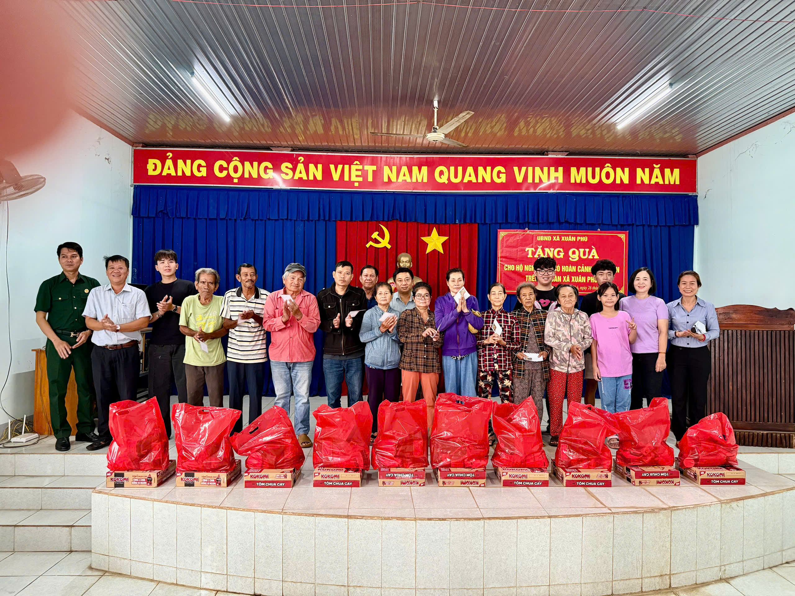 UBND XÃ XUÂN PHÚ TẶNG QUÀ CHO HỘ NGHÈO, HỘ CẬN NGHÈO XÃ XUÂN PHÚ