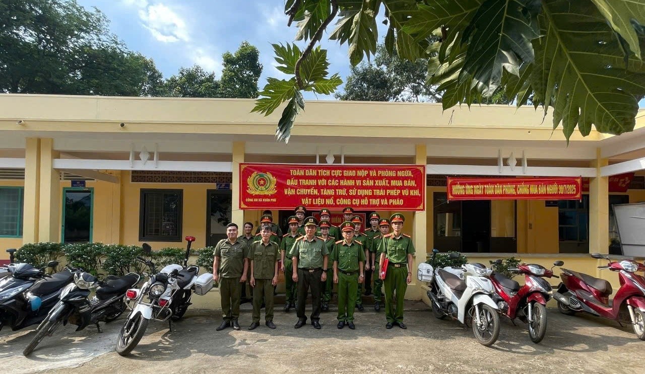 CÔNG AN XÃ XUÂN PHÚ TỔ CHỨC RA QUÂN TUYÊN TRUYỀN, VẬN ĐỘNG NGƯỜI DÂN GIAO NỘP VŨ KHÍ, VẬT LIỆU NỔ, CÔNG CỤ HỖ TRỢ VÀ PHÁO