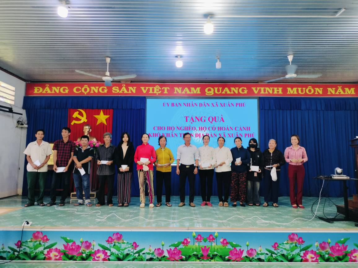 UBND xã Xuân Phú tổ chức trao quà cho hộ nghèo, hộ khó khăn nhân dịp chào mừng thành công Đại hội Đảng bộ xã lần thứ I, nhiệm kỳ 2025-2030