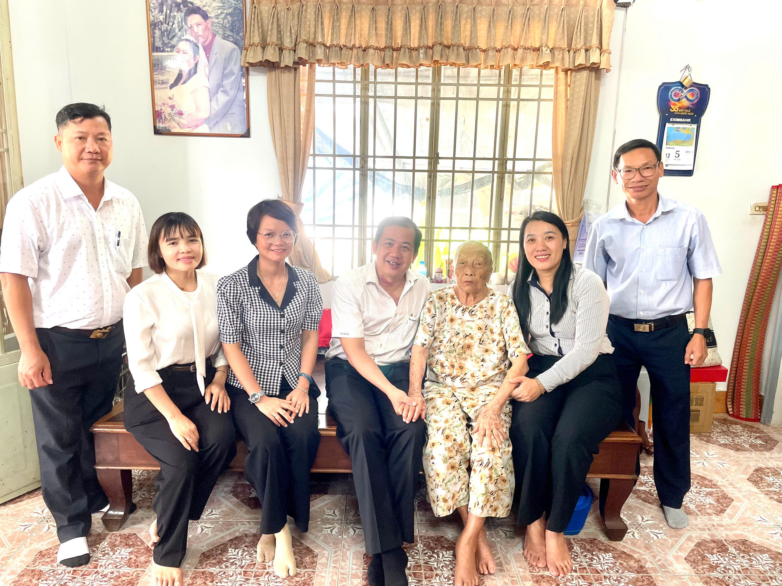 ĐẢNG ỦY – HĐND – UBND – ỦY BAN MTTQ VIỆT NAM XÃ XUÂN PHÚ TỔ CHỨC ĐOÀN ĐẾN THĂM MẸ VIỆT NAM ANH HÙNG ĐỖ THỊ MIÊN TRƯỚC THỀM ĐẠI HỘI ĐẠI BIỂU ĐẢNG BỘ XÃ LẦN THỨ I, NHIỆM KỲ 2025 – 2030