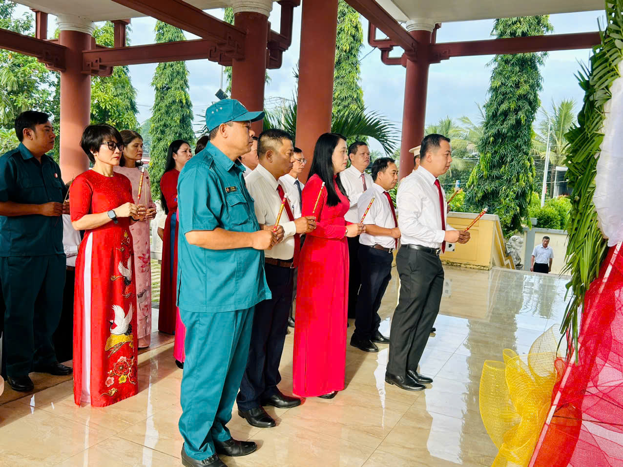 ĐOÀN ĐẠI BIỂU ĐẠI HỘI ĐẢNG BỘ XÃ XUÂN PHÚ LẦN THỨ I, NHIỆM KỲ 2025-2030 VIẾNG NHÀ BIA GHI TÊN LIỆT SĨ XUÂN PHÚ – BẢO HÒA TRƯỚC THỀM ĐẠI HỘI ĐẢNG