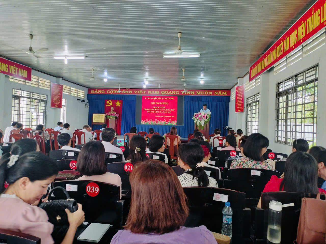 LỚP BỒI DƯỠNG CHÍNH TRỊ HÈ NĂM 2025 DÀNH CHO LÃNH ĐẠO, QUẢN LÝ CÁC TRƯỜNG HỌC  TRÊN ĐỊA BÀN XÃ XUÂN PHÚ