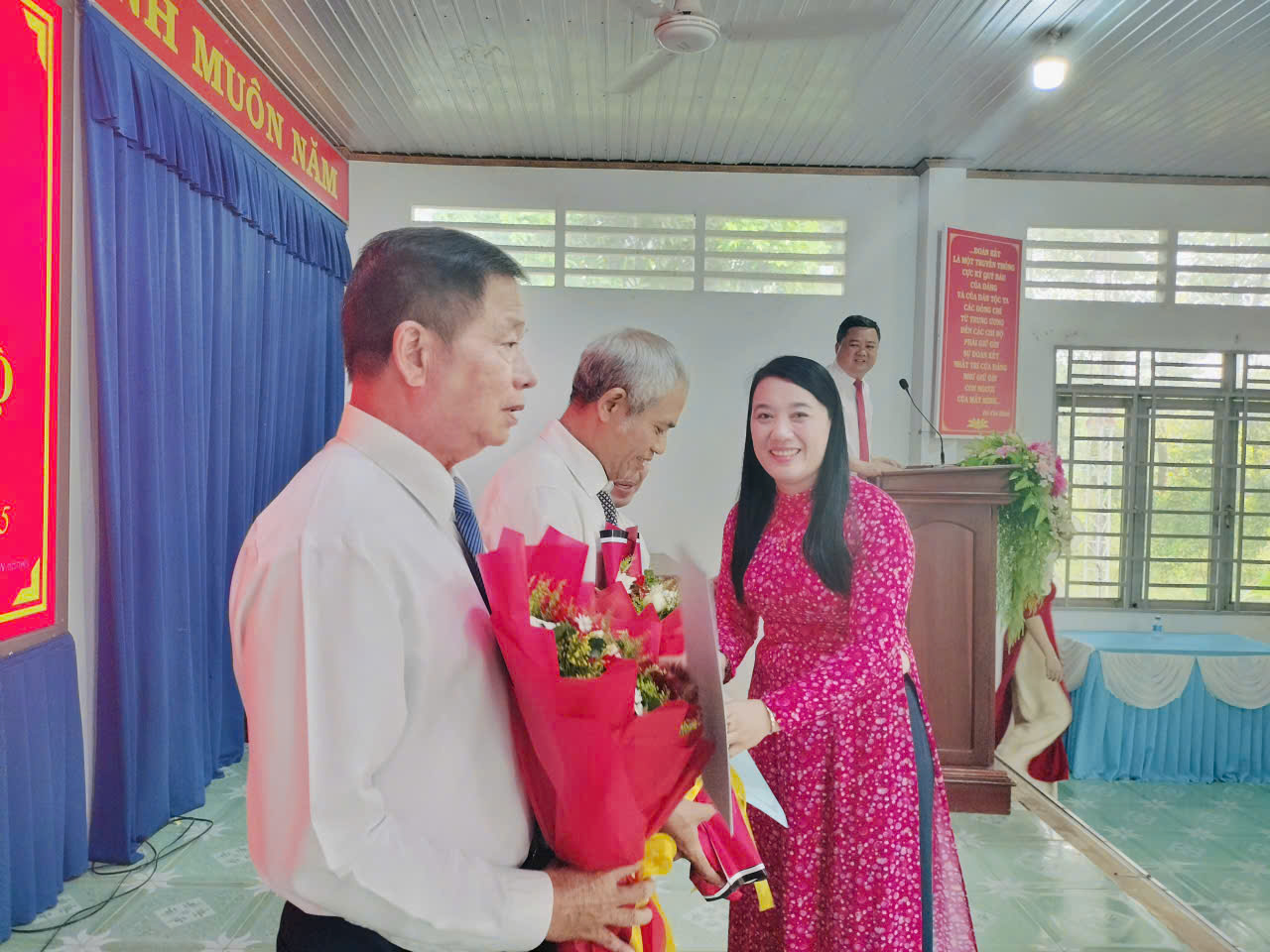 XÃ XUÂN PHÚ: HỘI NGHỊ CÔNG BỐ CÁC QUYẾT ĐỊNH CỦA UBND XÃ VỀ CÔNG TÁC CÁN BỘ